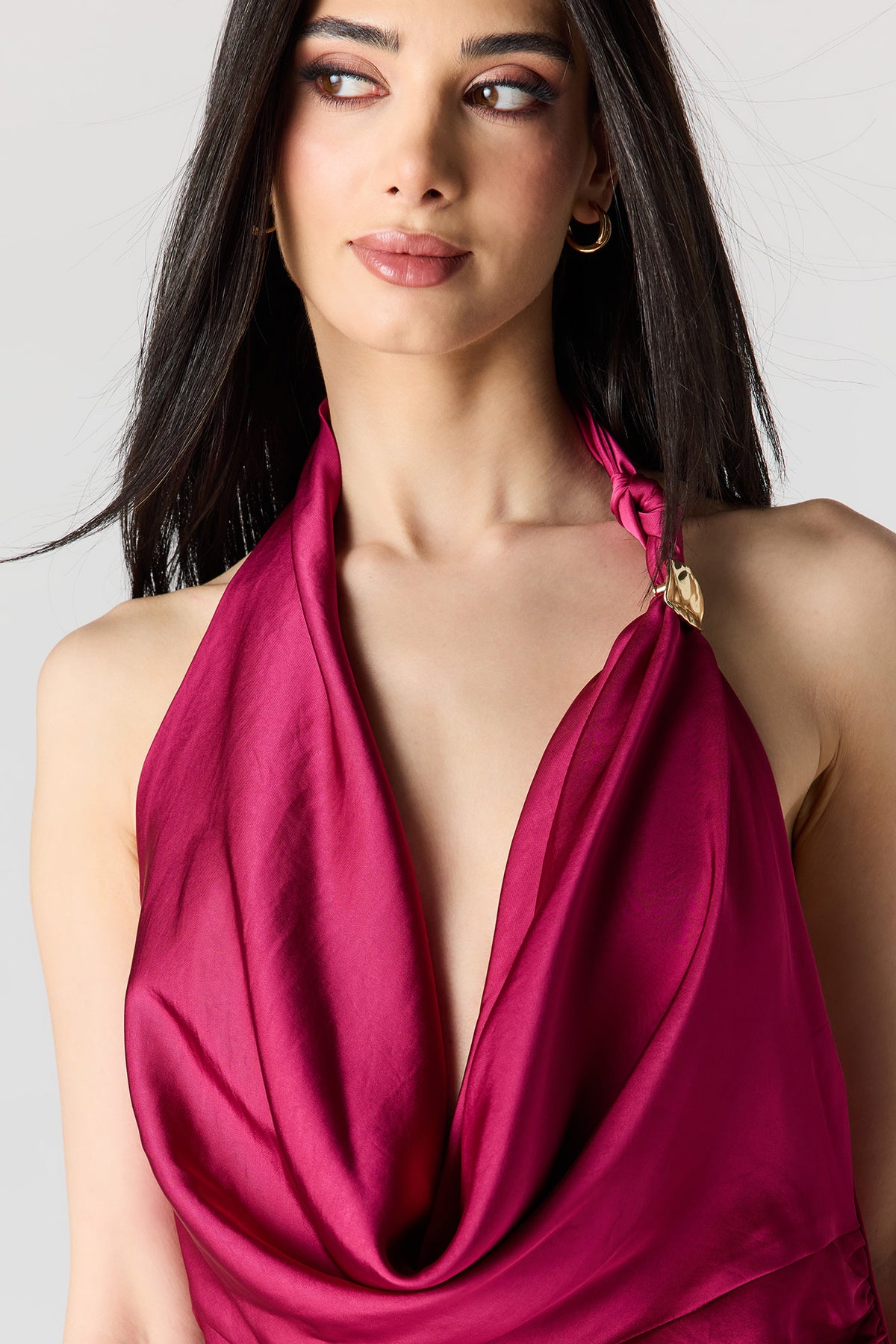 Vue alternative 4. Robe midi en satin à col châle avec anneau métallisé