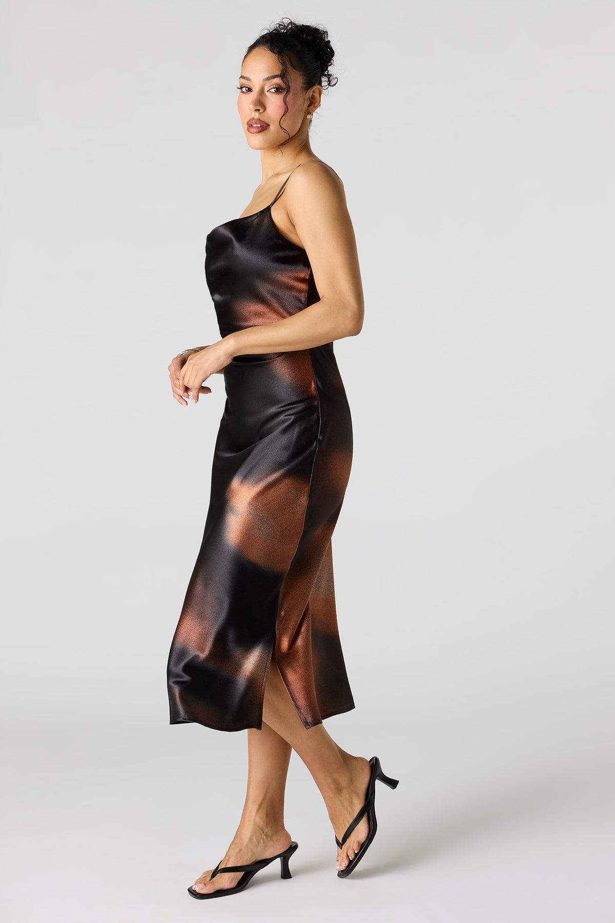 Vue alternative 2. Robe midi en satin à col châle