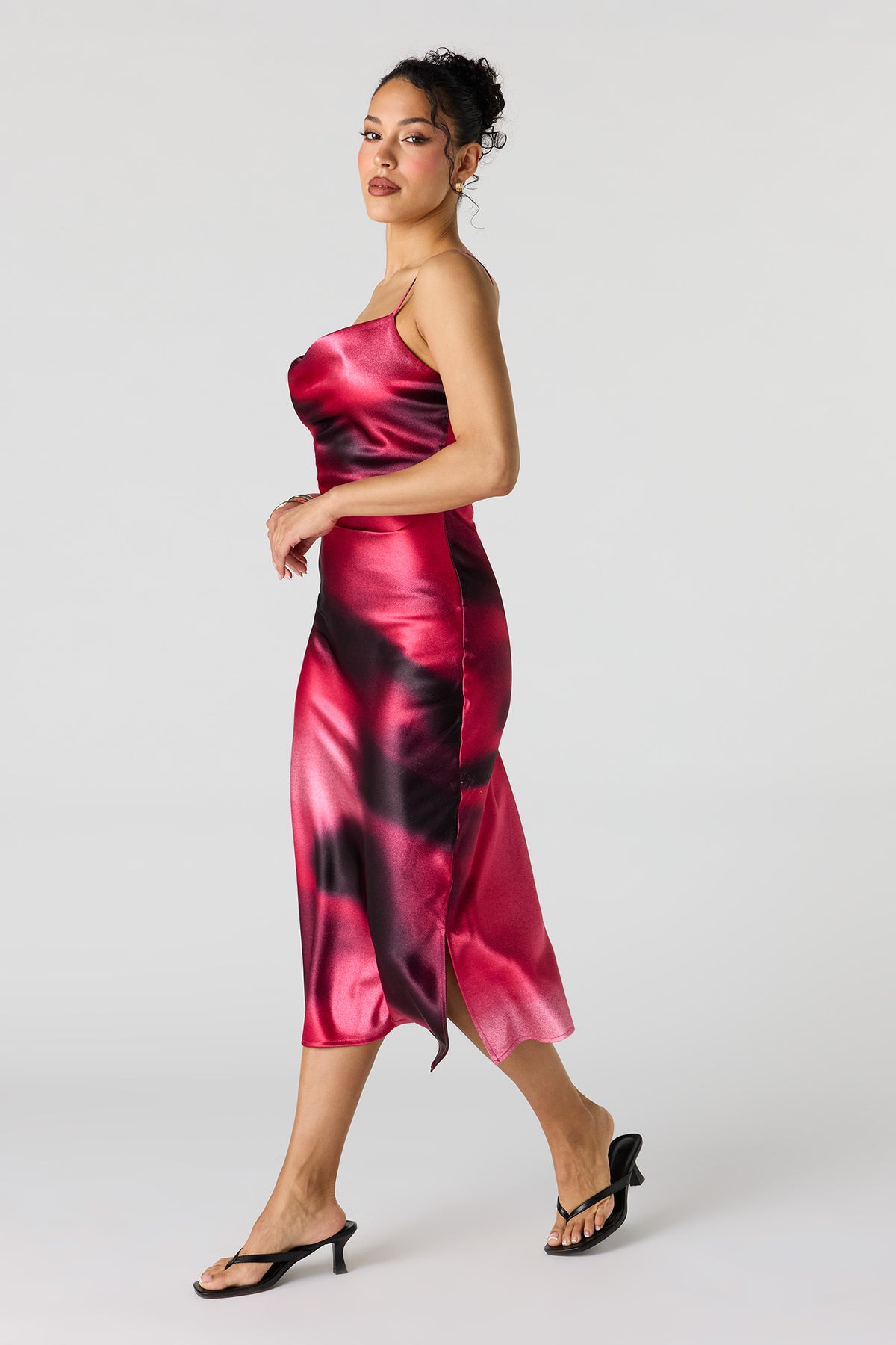 Vue alternative 2. Robe midi en satin à col châle