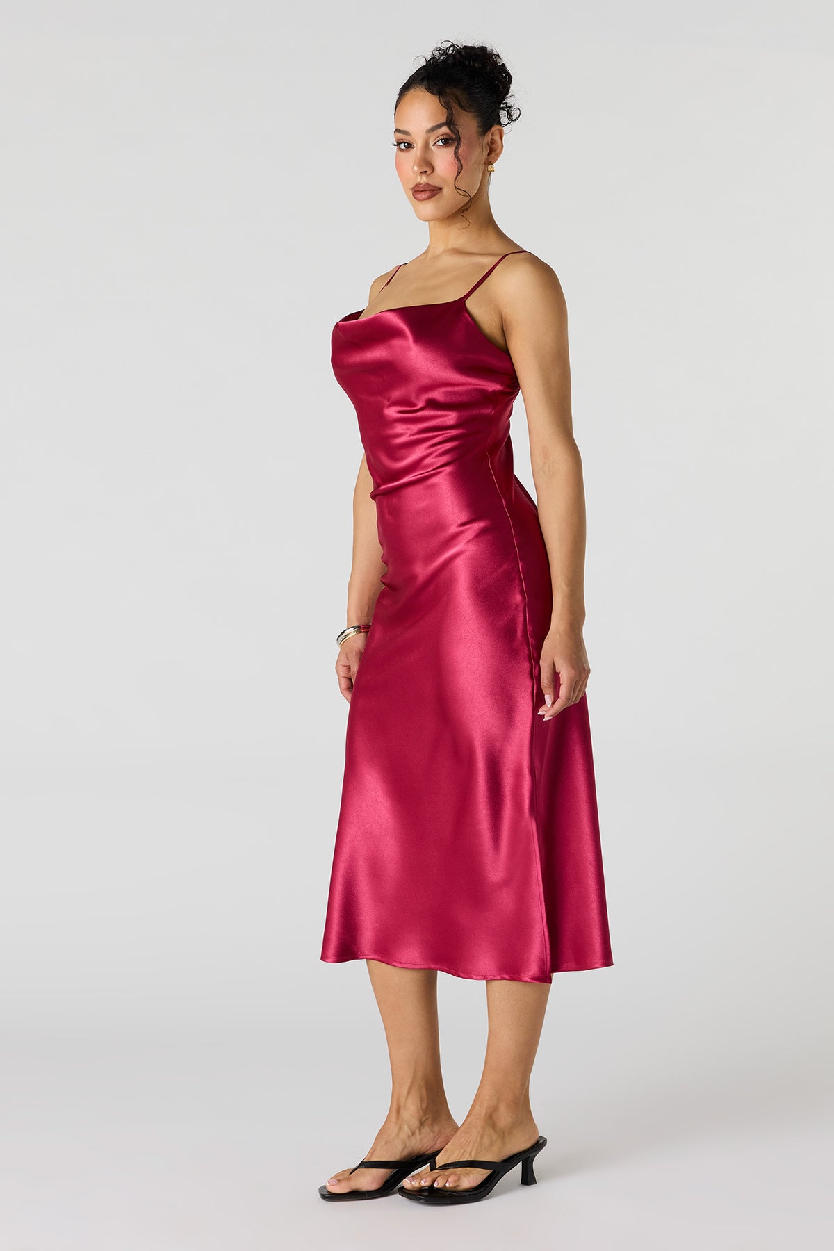 Vue alternative 2. Robe midi en satin à col châle