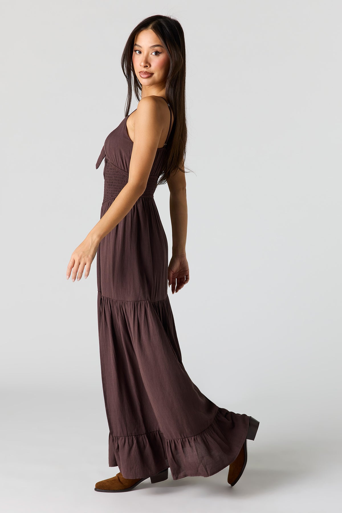 Vue alternative 2. Robe maxi volantée smockée en crêpe avec fente