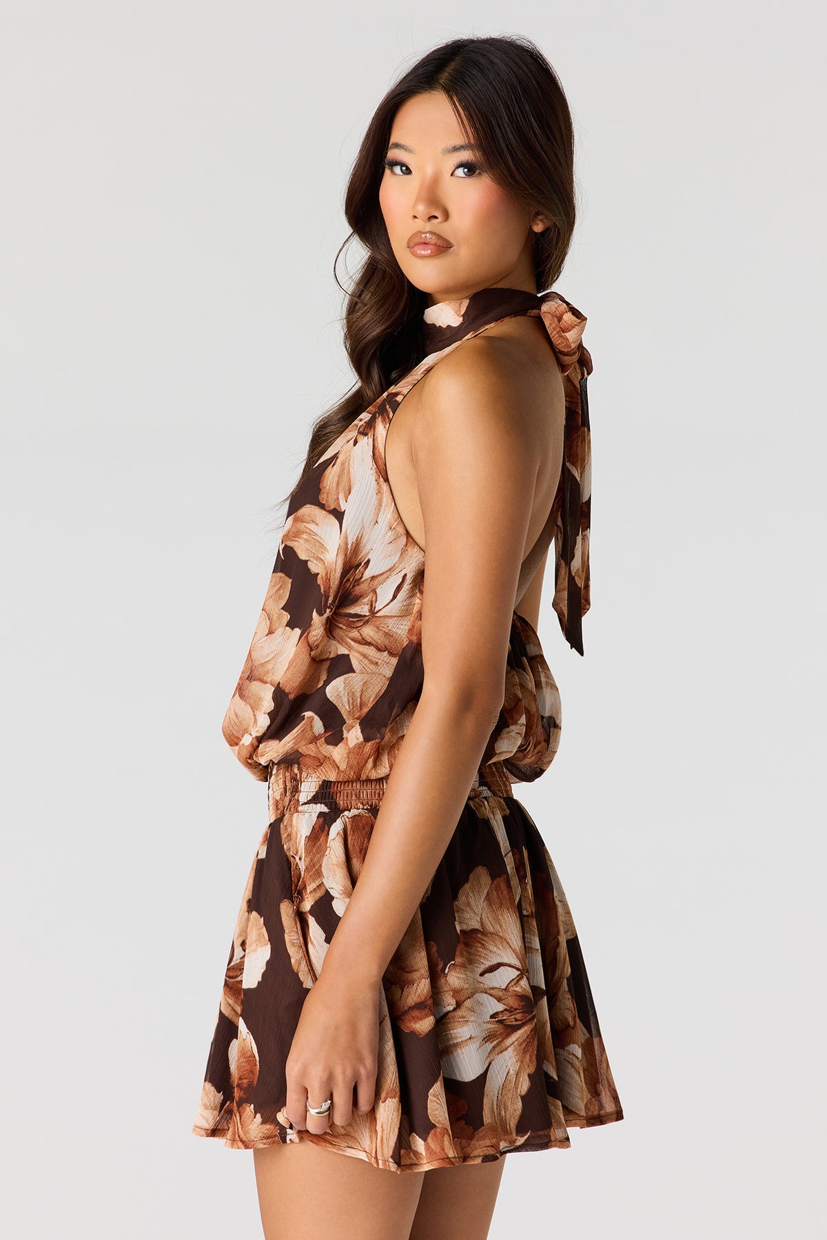 Vue alternative 2. Minirobe en chiffon avec attache au dos