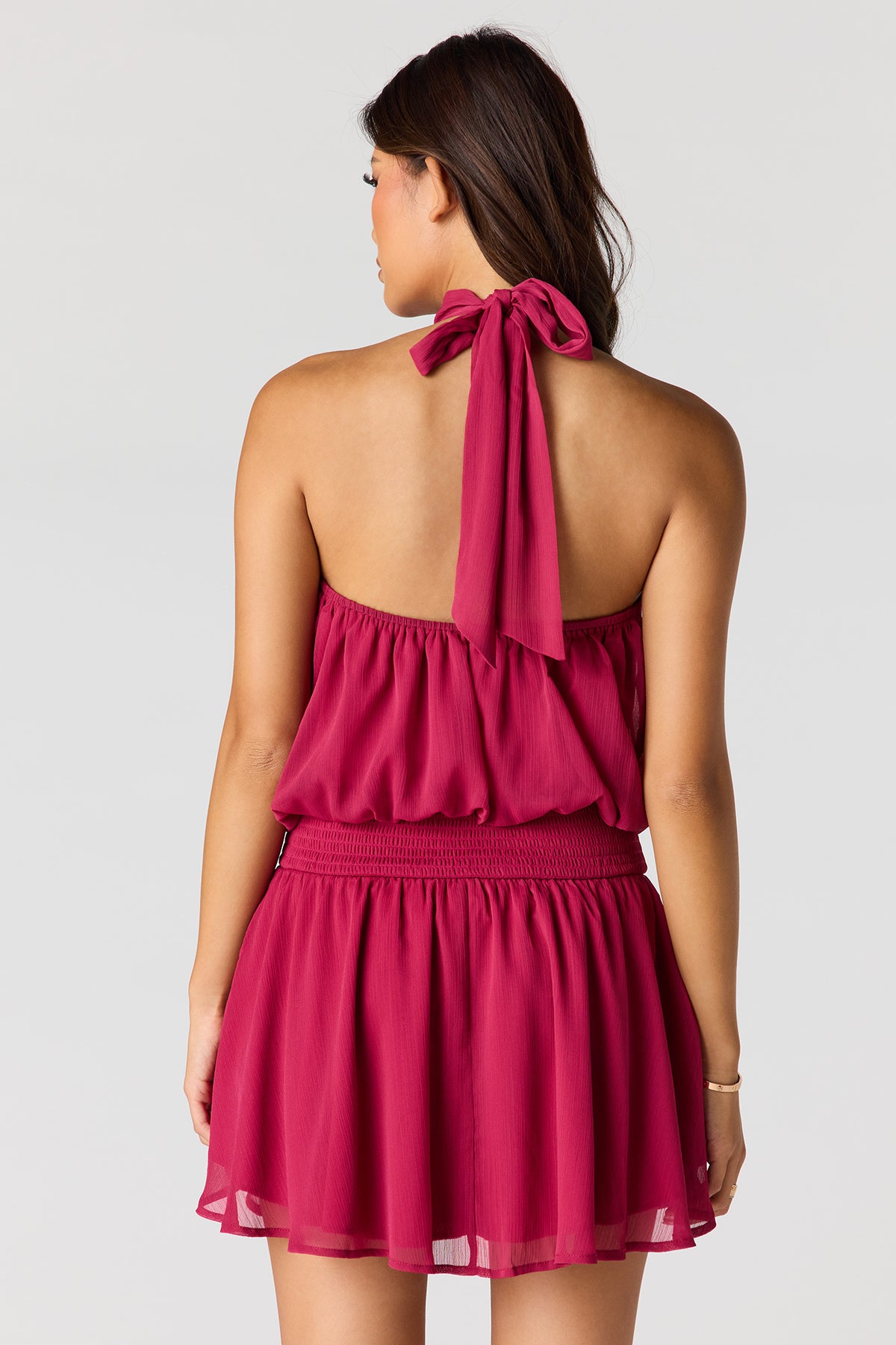Vue alternative 2. Minirobe en chiffon avec attache au dos