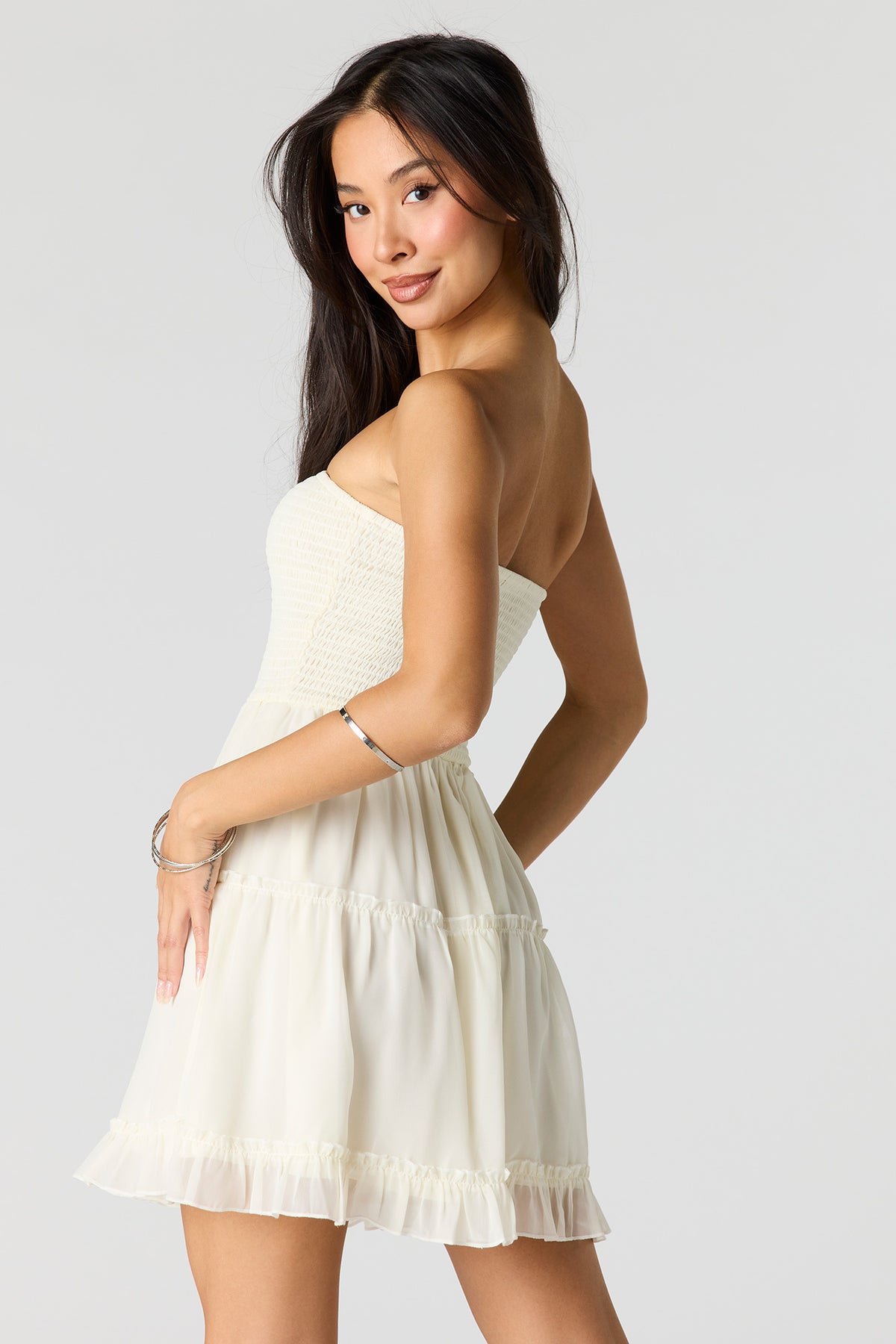 Vue alternative 2. Minirobe tubulaire volantée smockée en chiffon