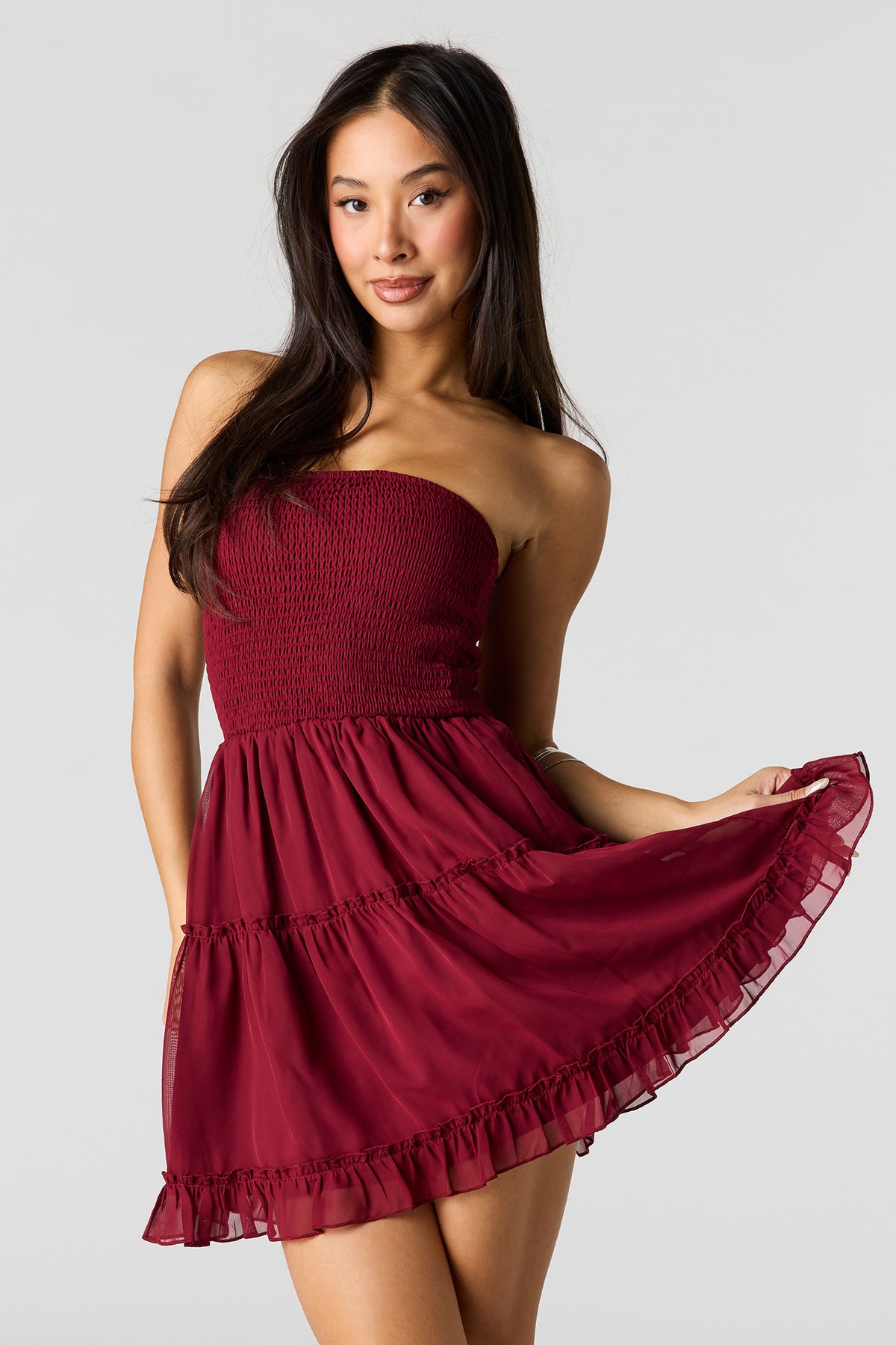 Minirobe tubulaire volantée smockée en chiffon