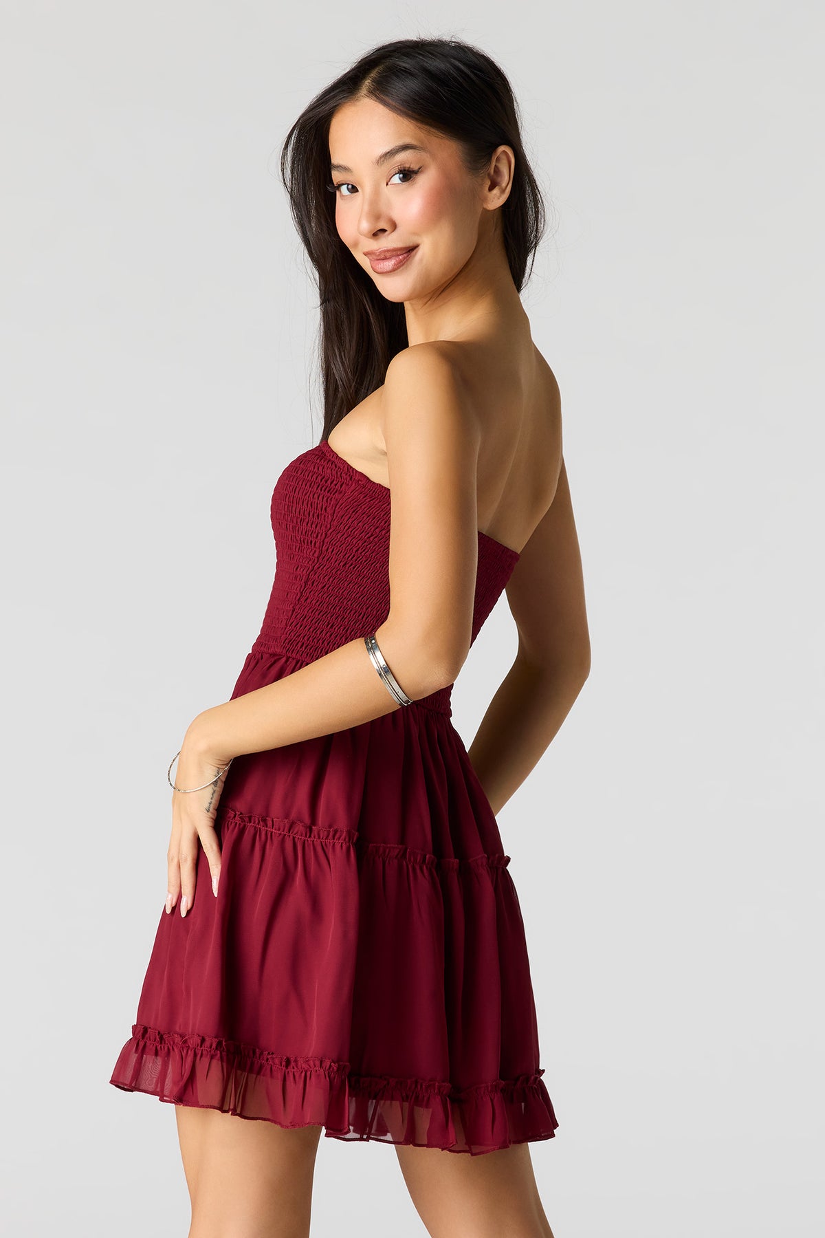 Vue alternative 2. Minirobe tubulaire volantée smockée en chiffon