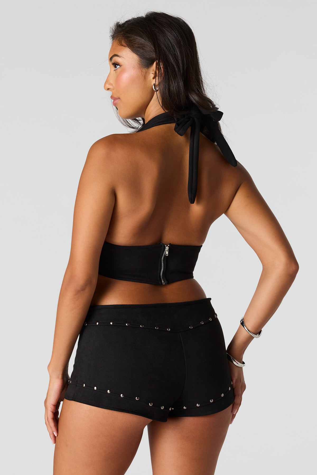 Vue alternative 2. Mini-microshort en suède clouté