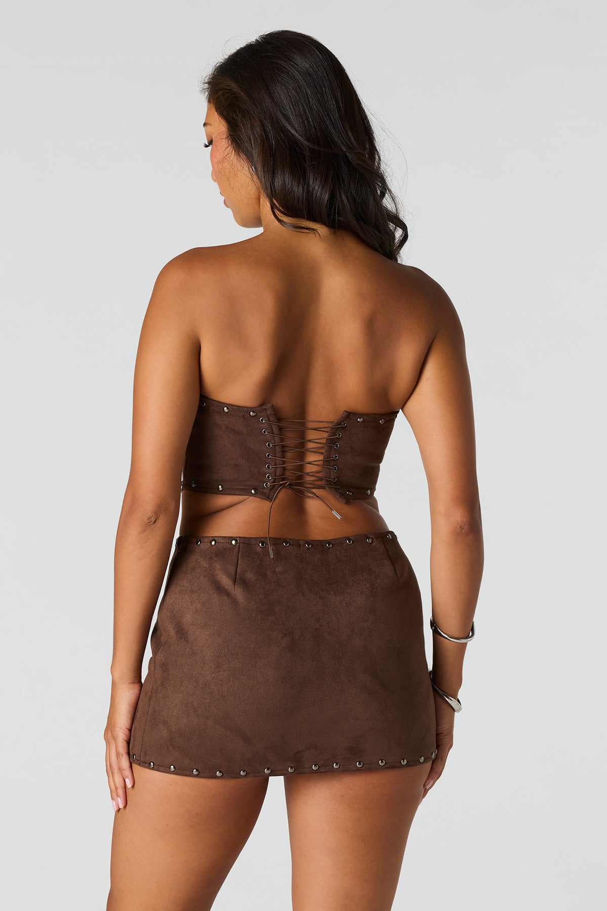 Vue alternative 2. Mini jupe-short en suède clouté