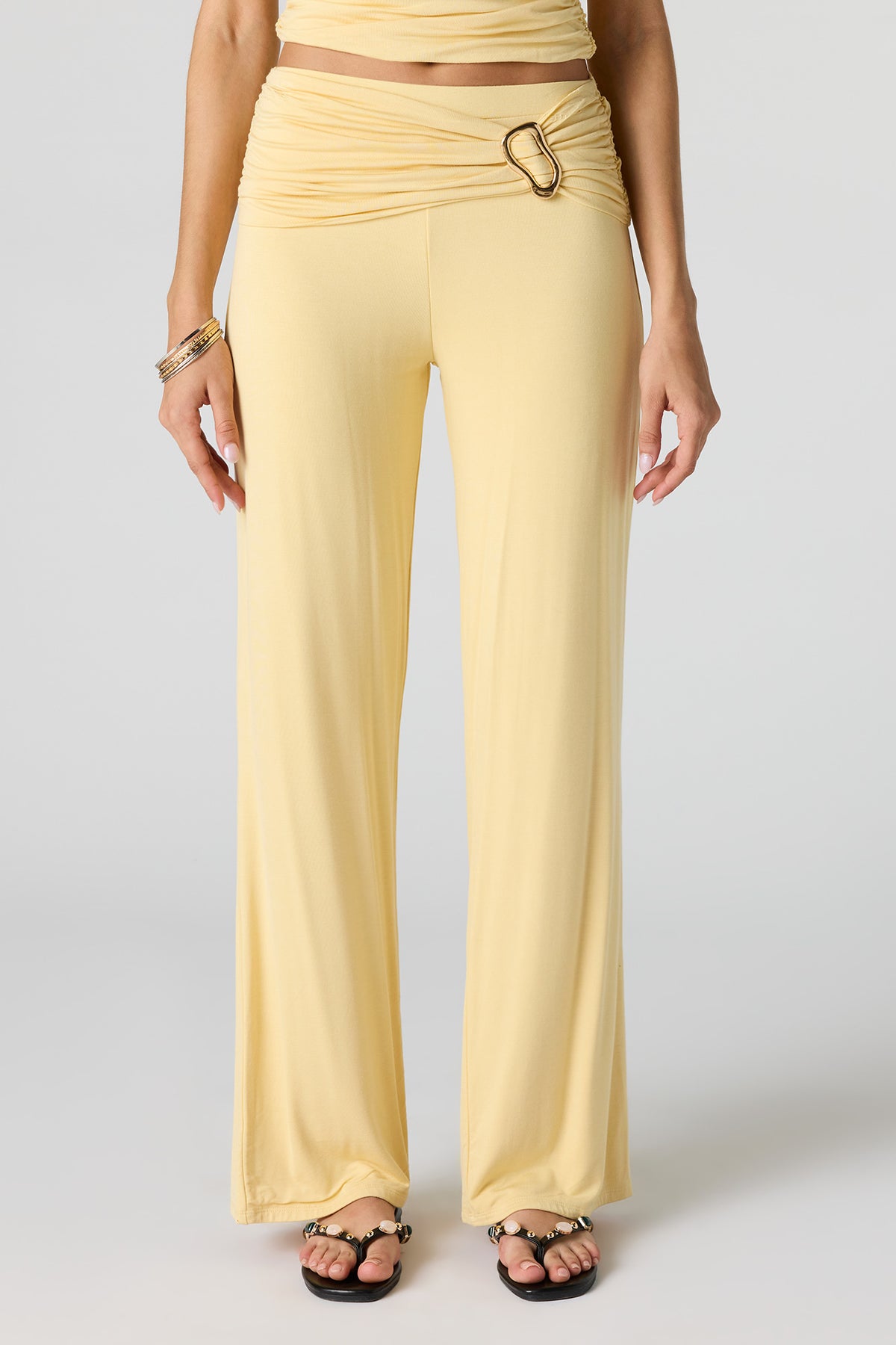 Vue alternative 2. Pantalon à jambe large et taille ruchée