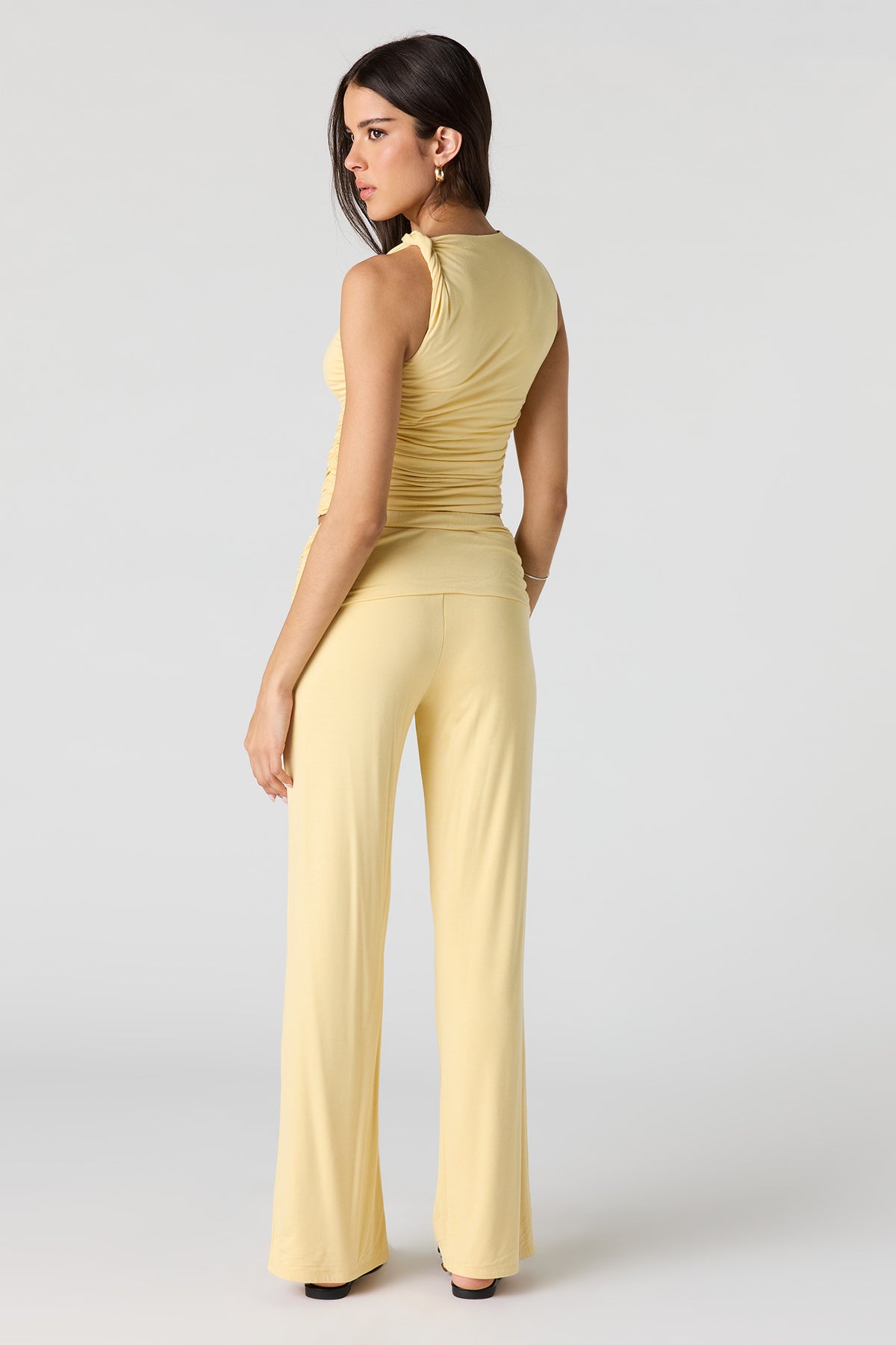 Vue alternative 3. Pantalon à jambe large et taille ruchée