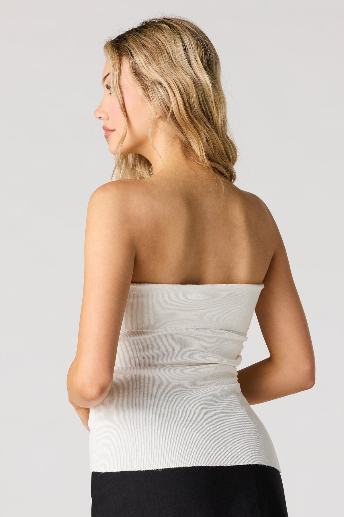 Vue alternative 2. Haut tubulaire asymétrique en tricot ruché