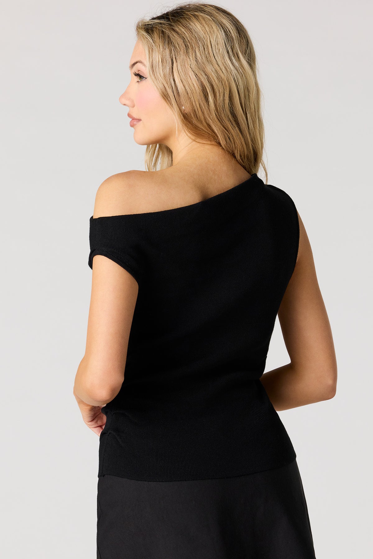 Vue alternative 2. Haut ruché à épaule unique