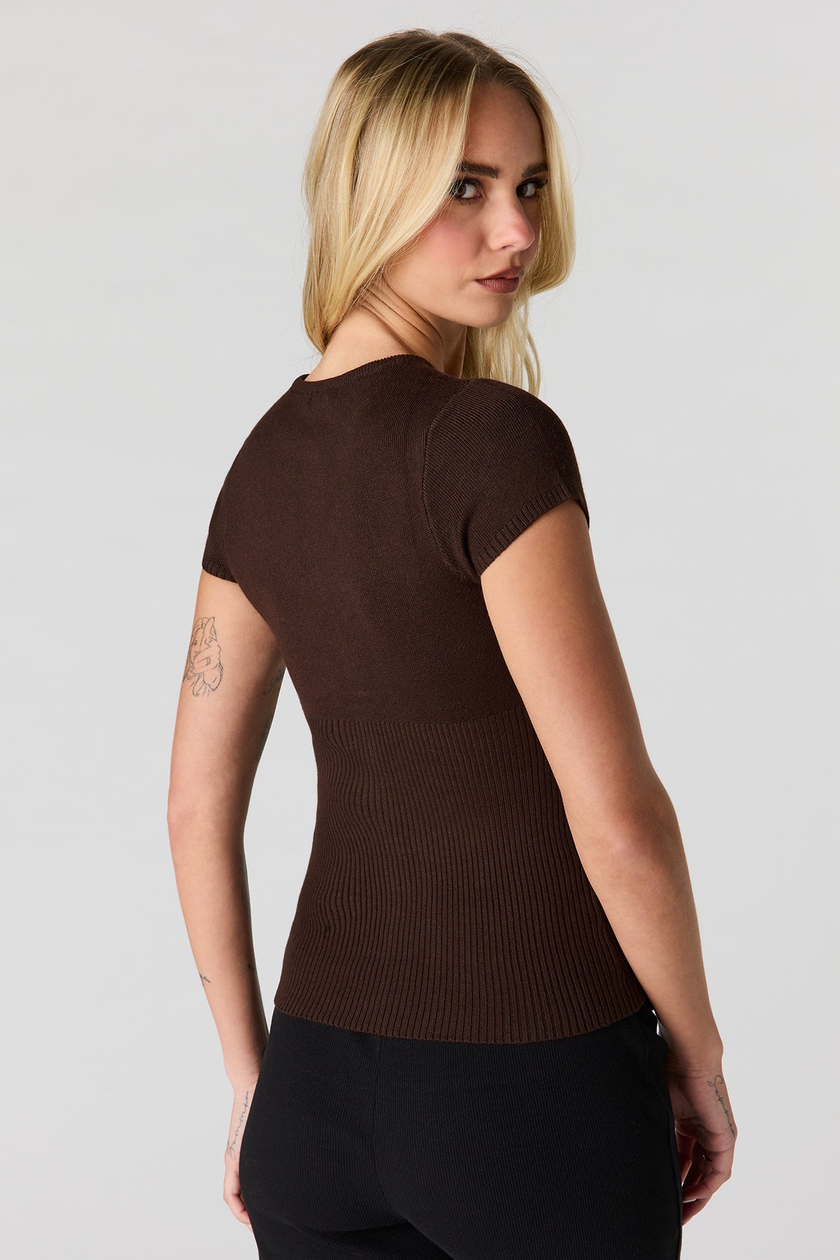 Vue alternative 2. Haut boutonné en tricot à manches courtes