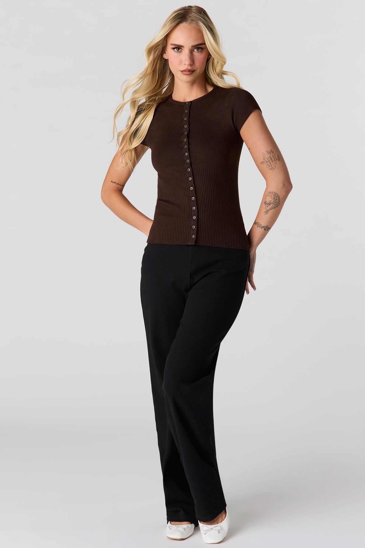 Vue alternative 3. Haut boutonné en tricot à manches courtes