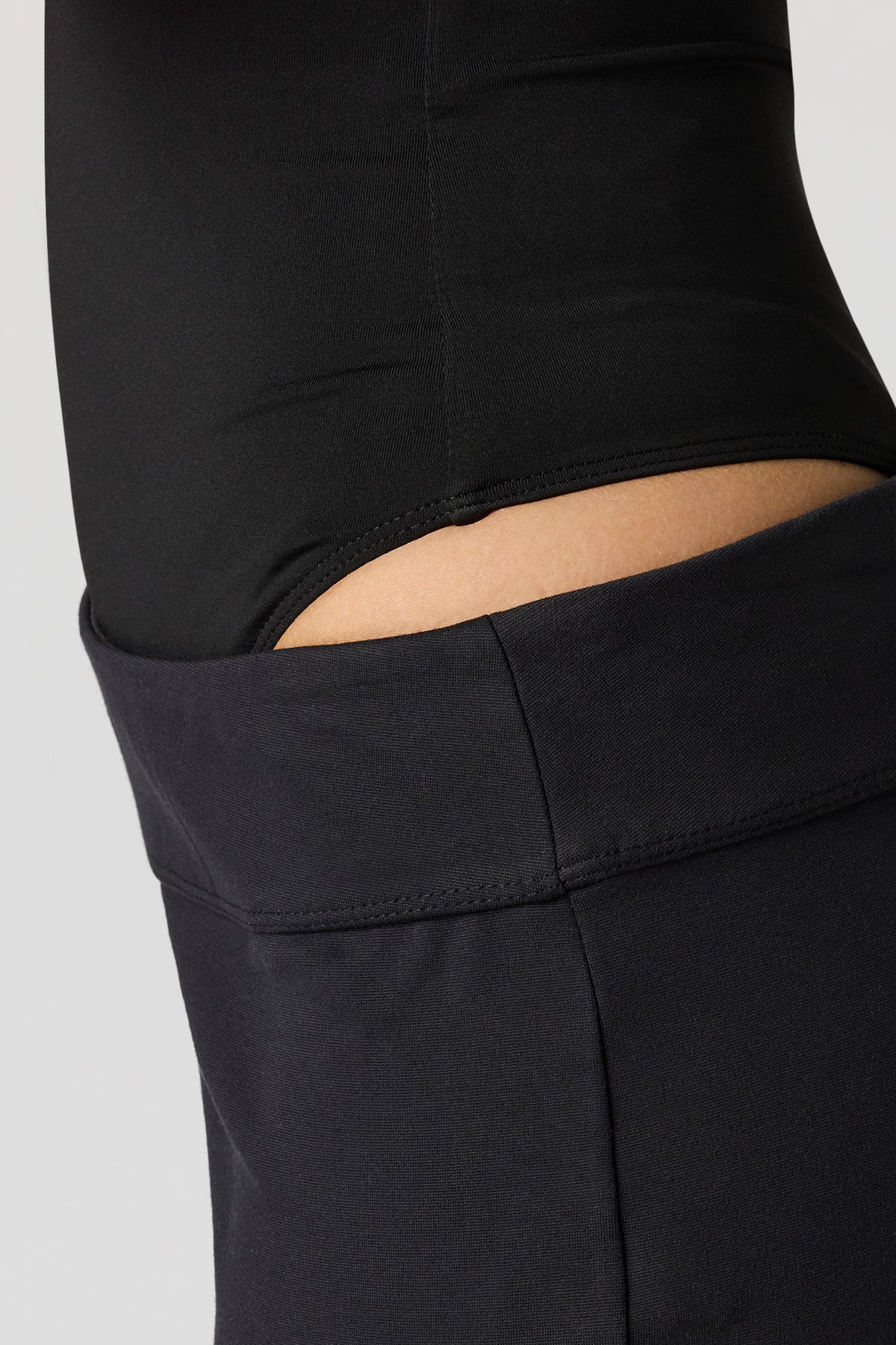 Vue alternative 4. Maillot profilé avec détails métallisés et encolure dégagée