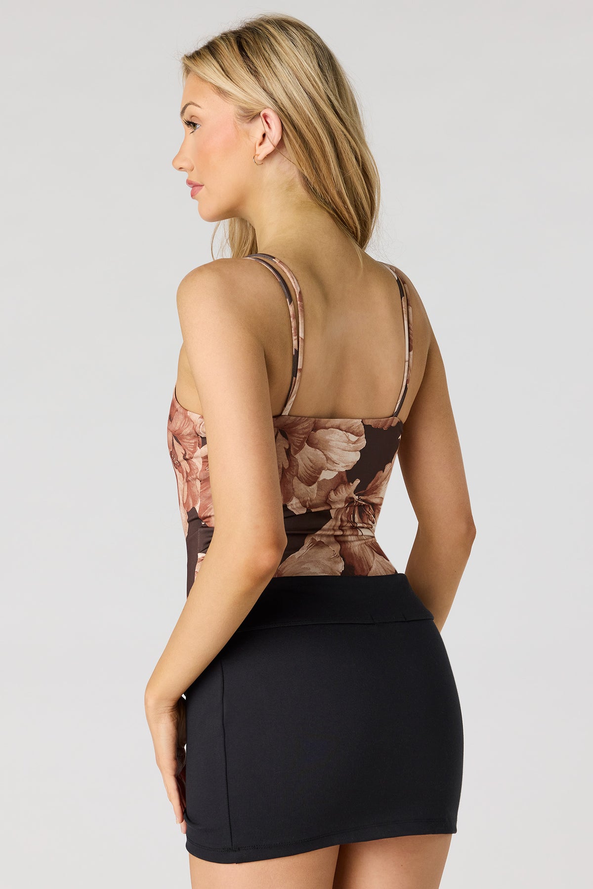 Vue alternative 2. Maillot profilé avec détails métallisés et encolure dégagée