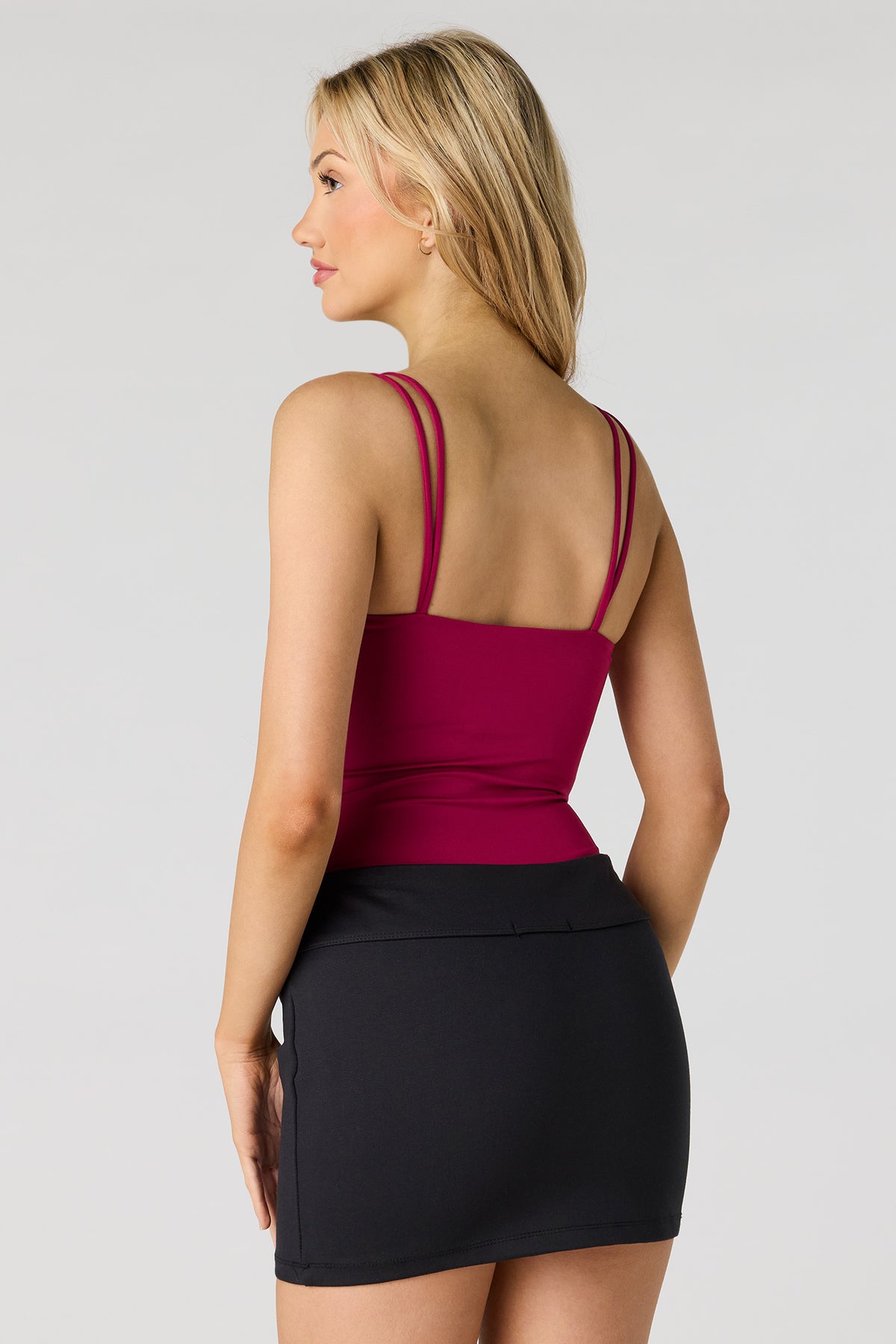 Vue alternative 2. Maillot profilé avec détails métallisés et encolure dégagée