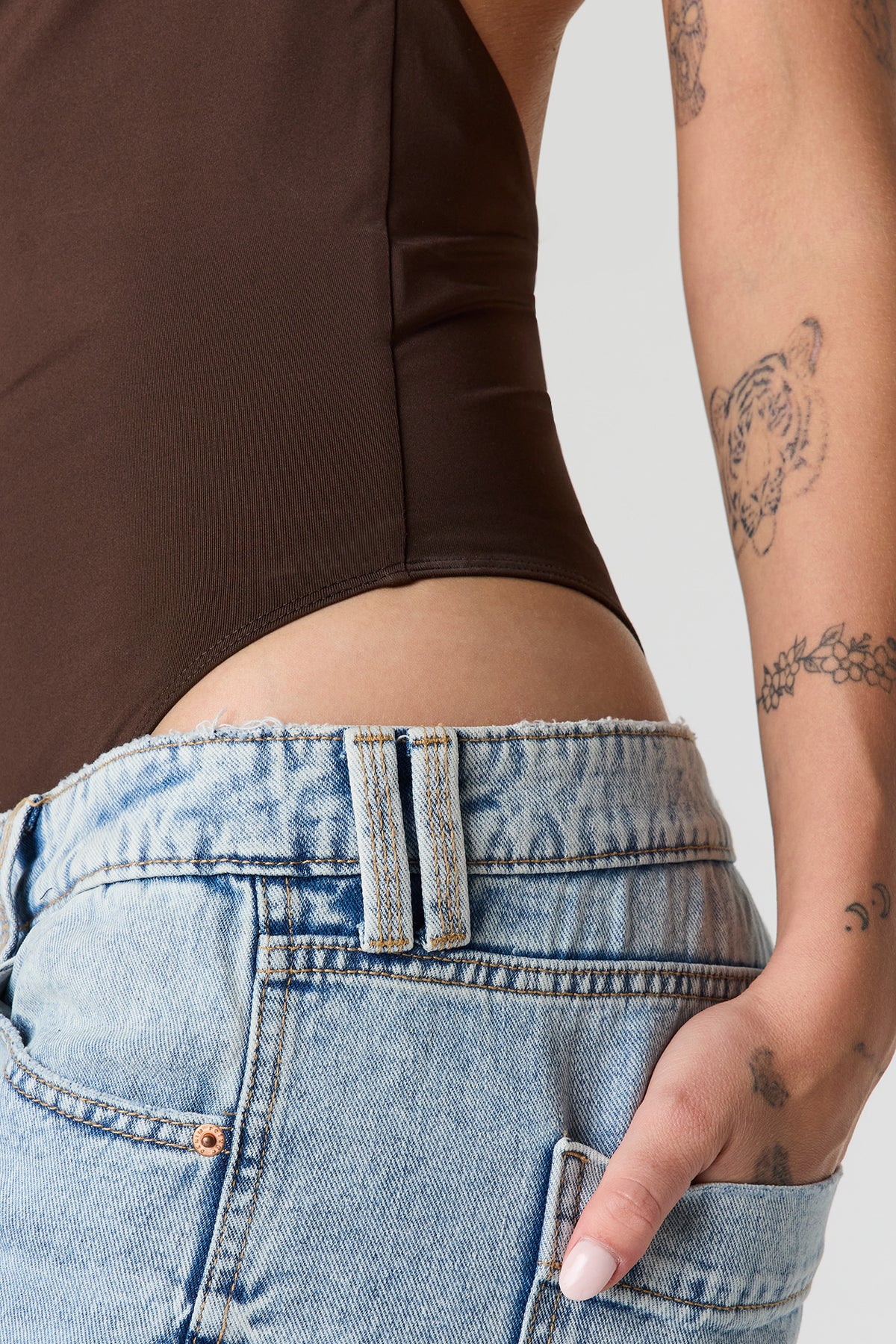 Vue alternative 4. Maillot bain-de-soleil profilé avec col châle