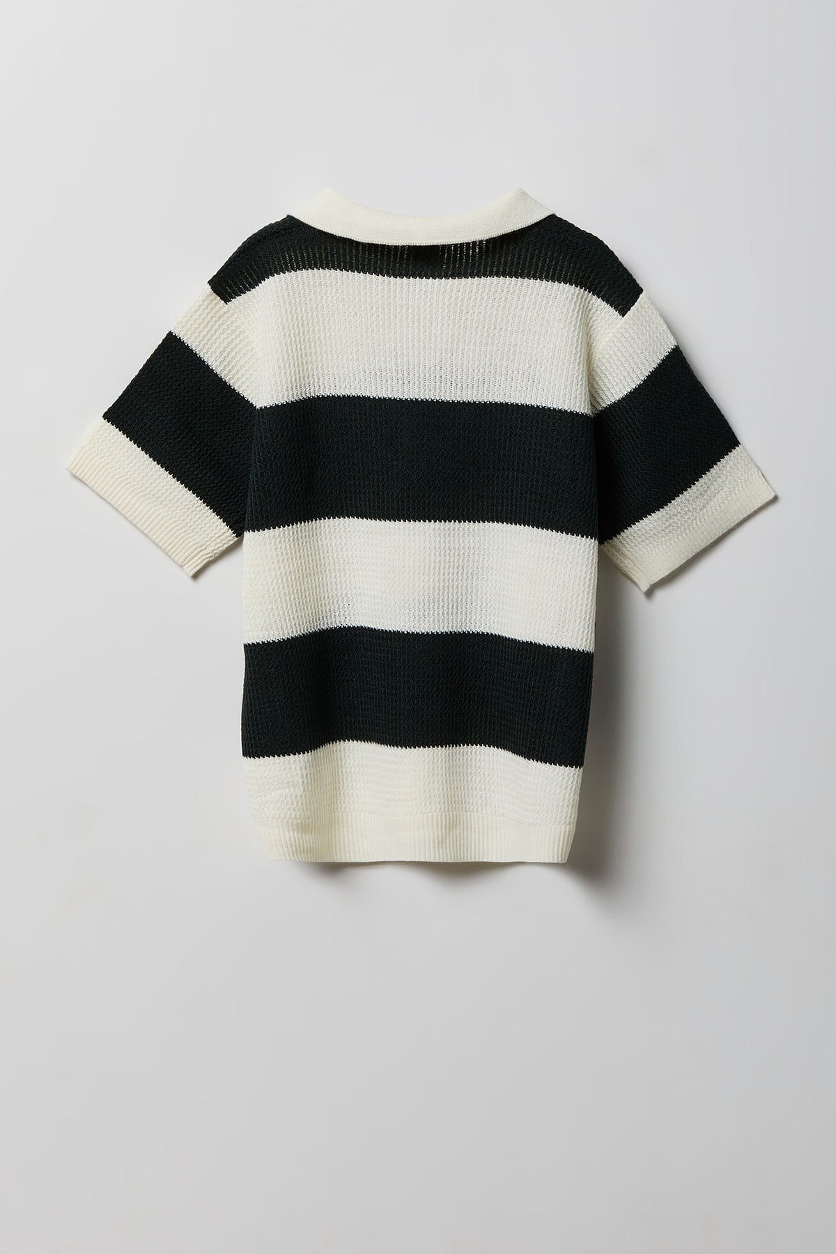 Vue alternative 2. Polo à col Johnny en tricot rayé pour garçon