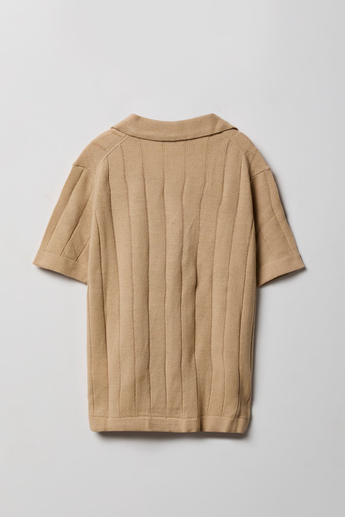 Vue alternative 2. Haut boutonné en tricot pour garçon