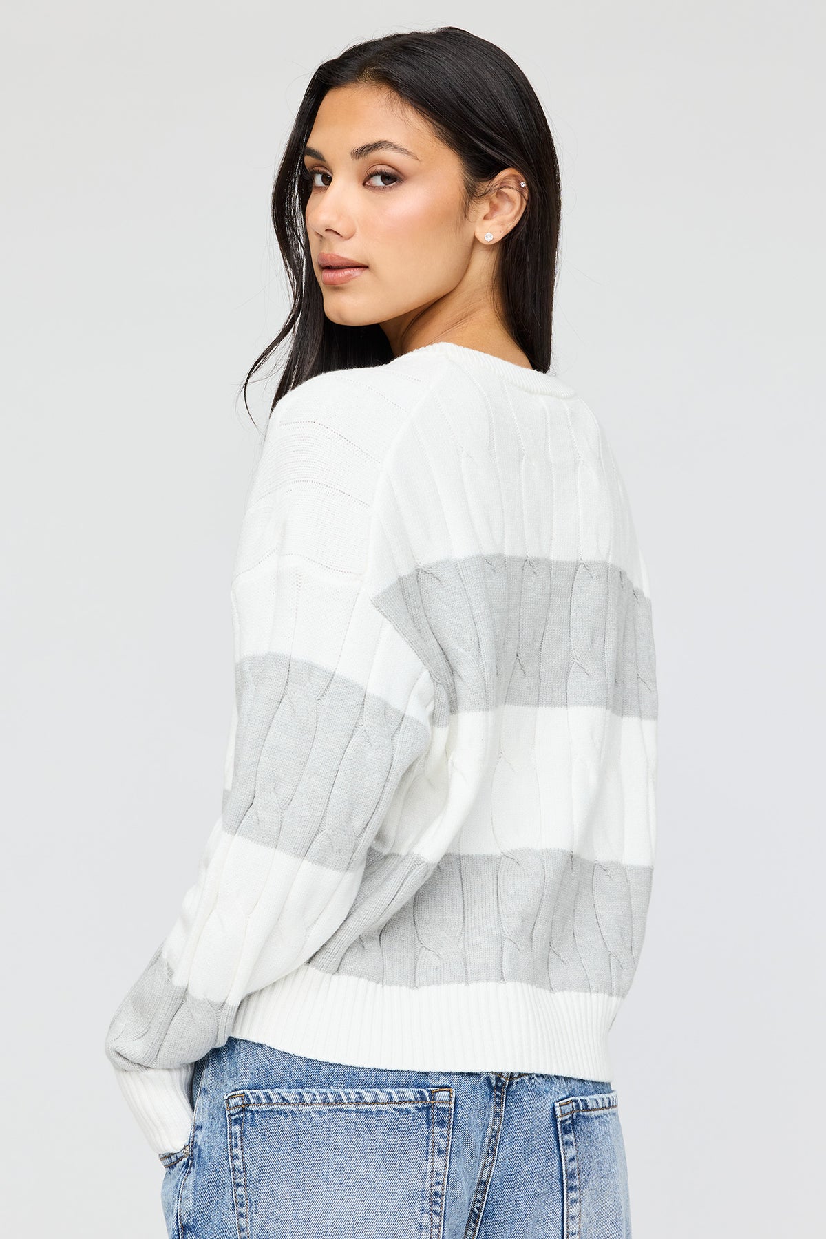 Vue alternative 2. Chandail en tricot torsadé rayé