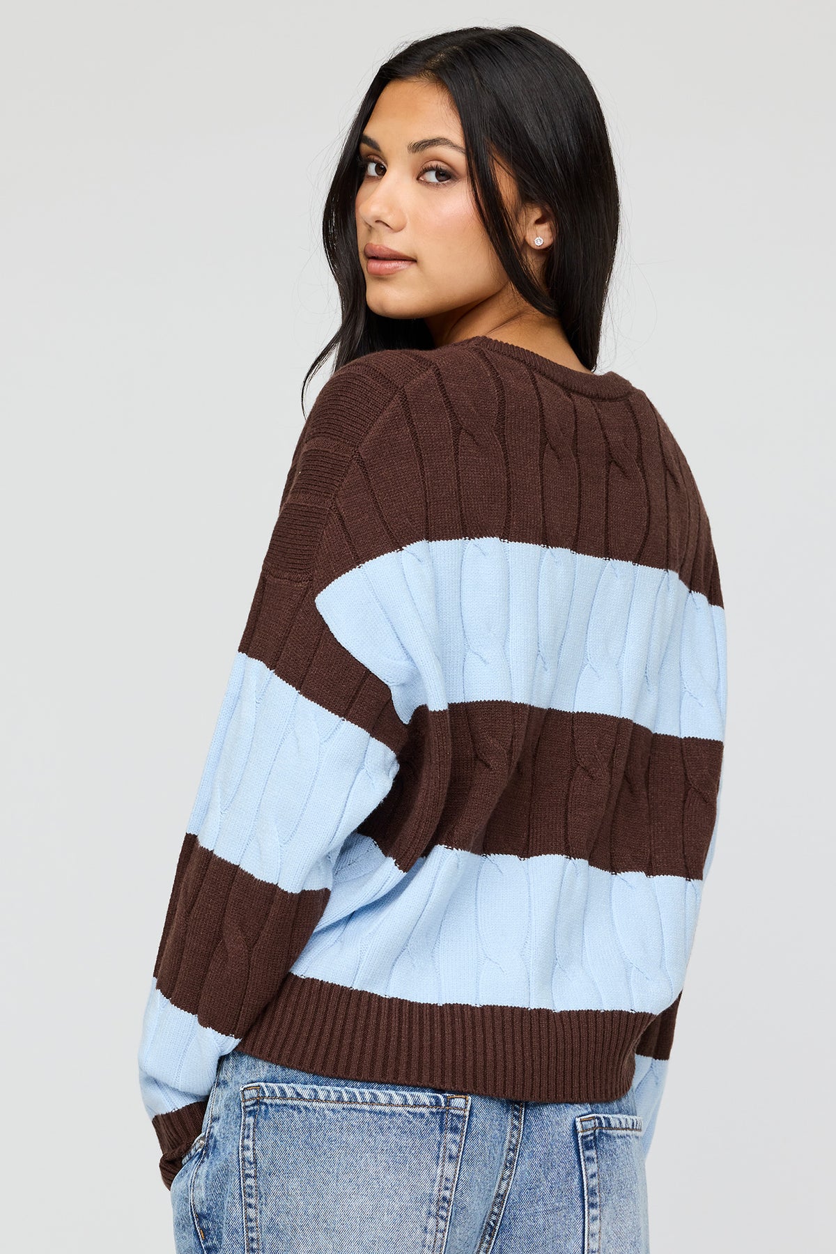 Vue alternative 2. Chandail en tricot torsadé rayé
