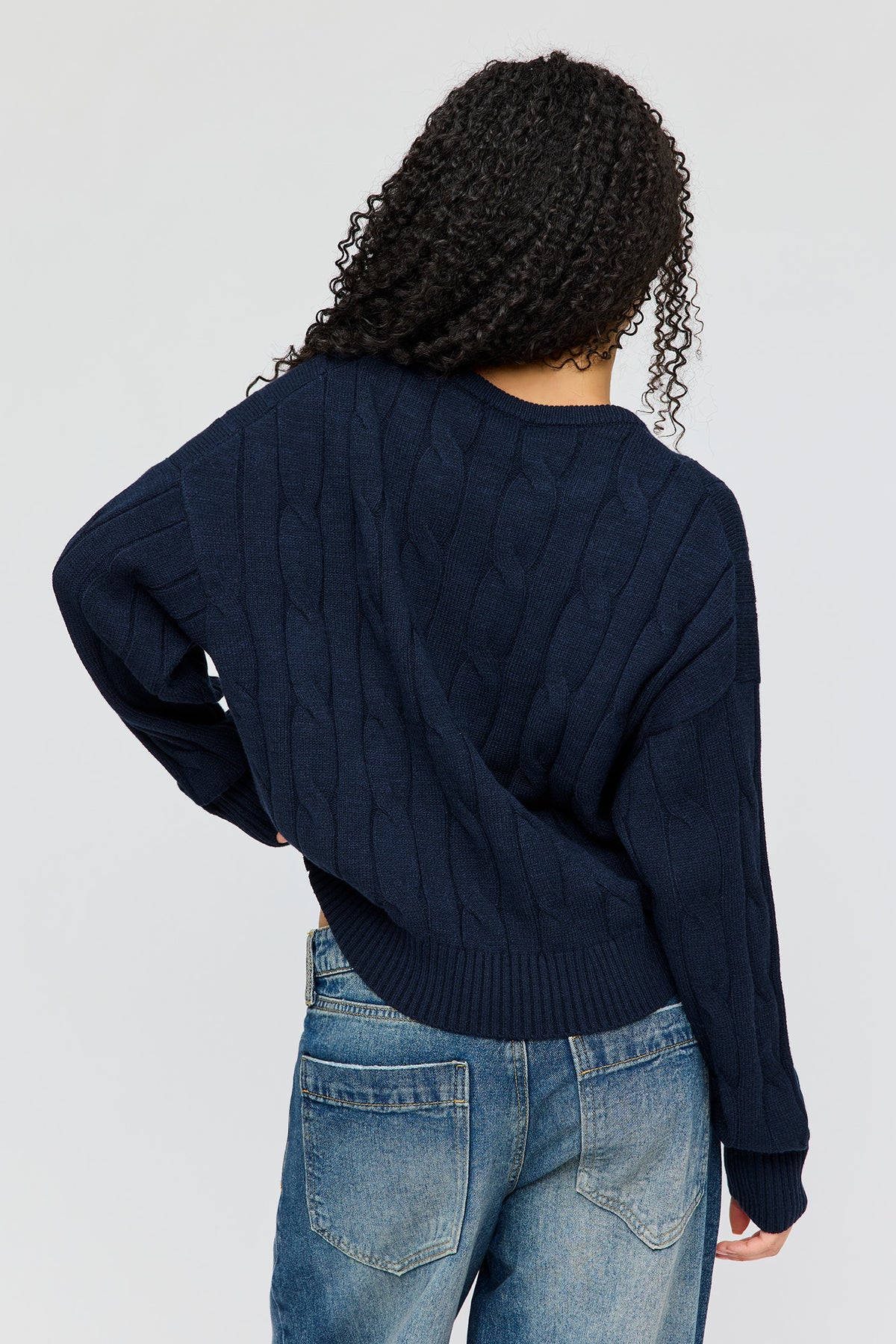 Vue alternative 2. Chandail en tricot torsadé