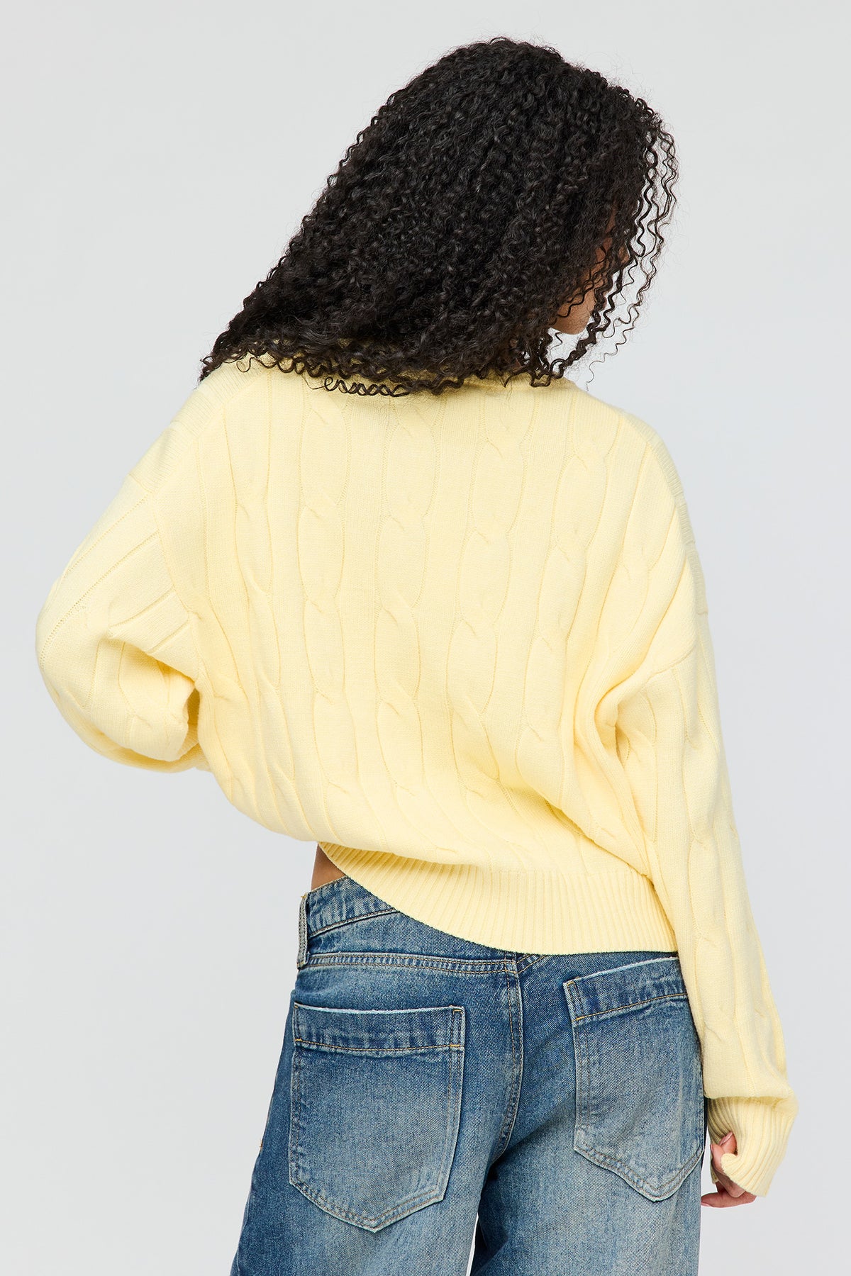 Vue alternative 2. Chandail en tricot torsadé