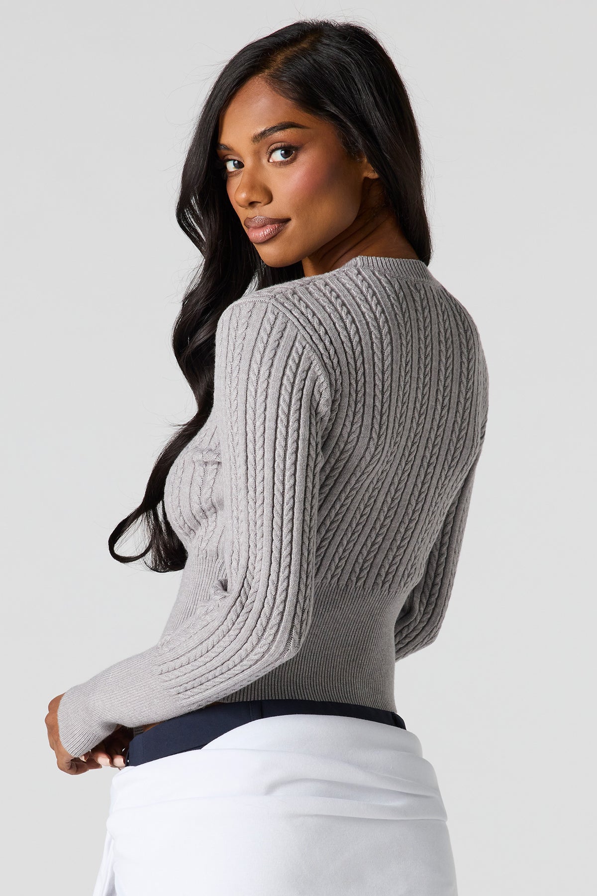 Vue alternative 2. Chandail en tricot torsadé avec motif brodé