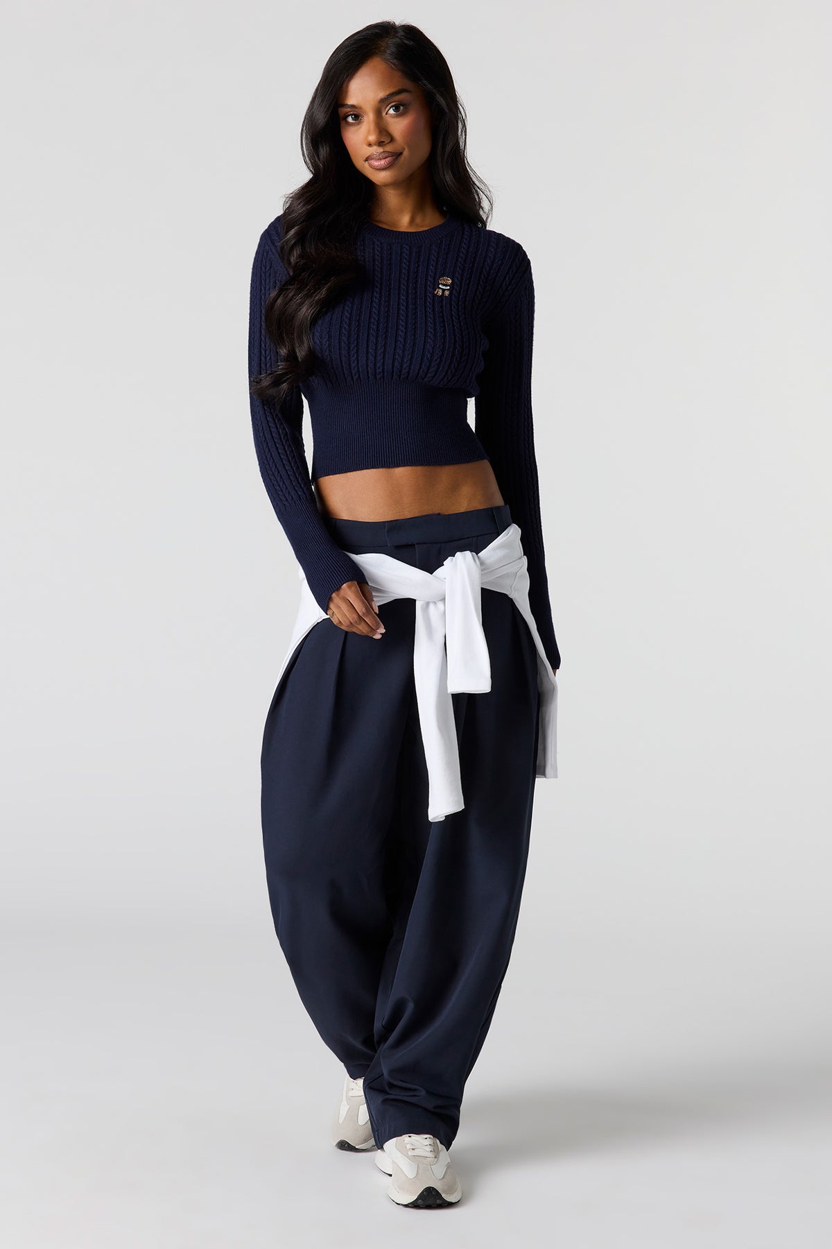 Vue alternative 3. Chandail en tricot torsadé avec motif brodé