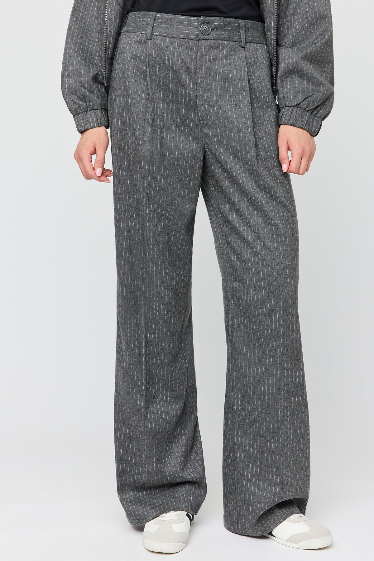 Vue alternative 2. Pantalon habillé à jambe large et fines rayures