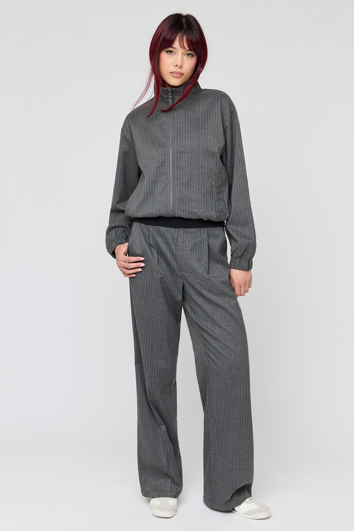 Pantalon habillé à jambe large et fines rayures