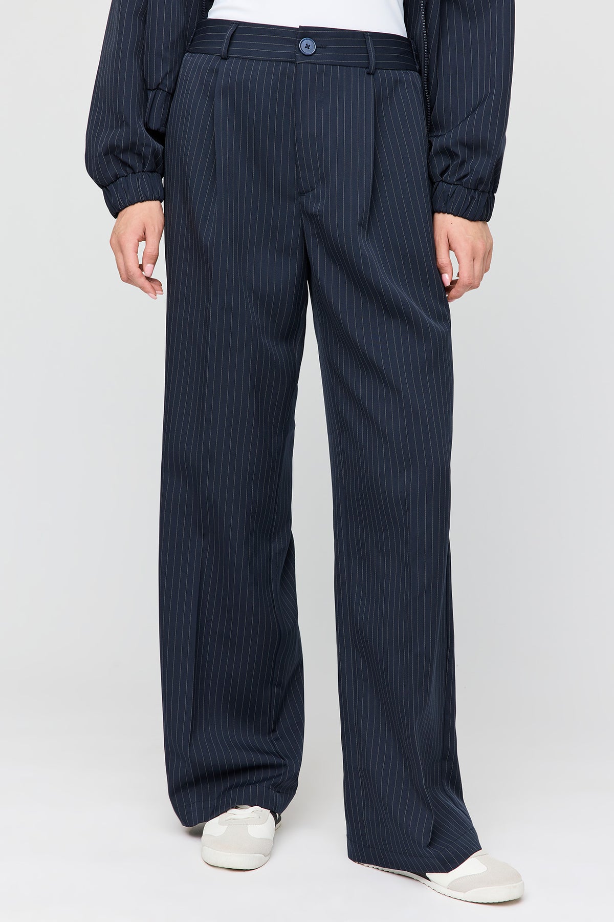 Vue alternative 2. Pantalon habillé à jambe large et fines rayures