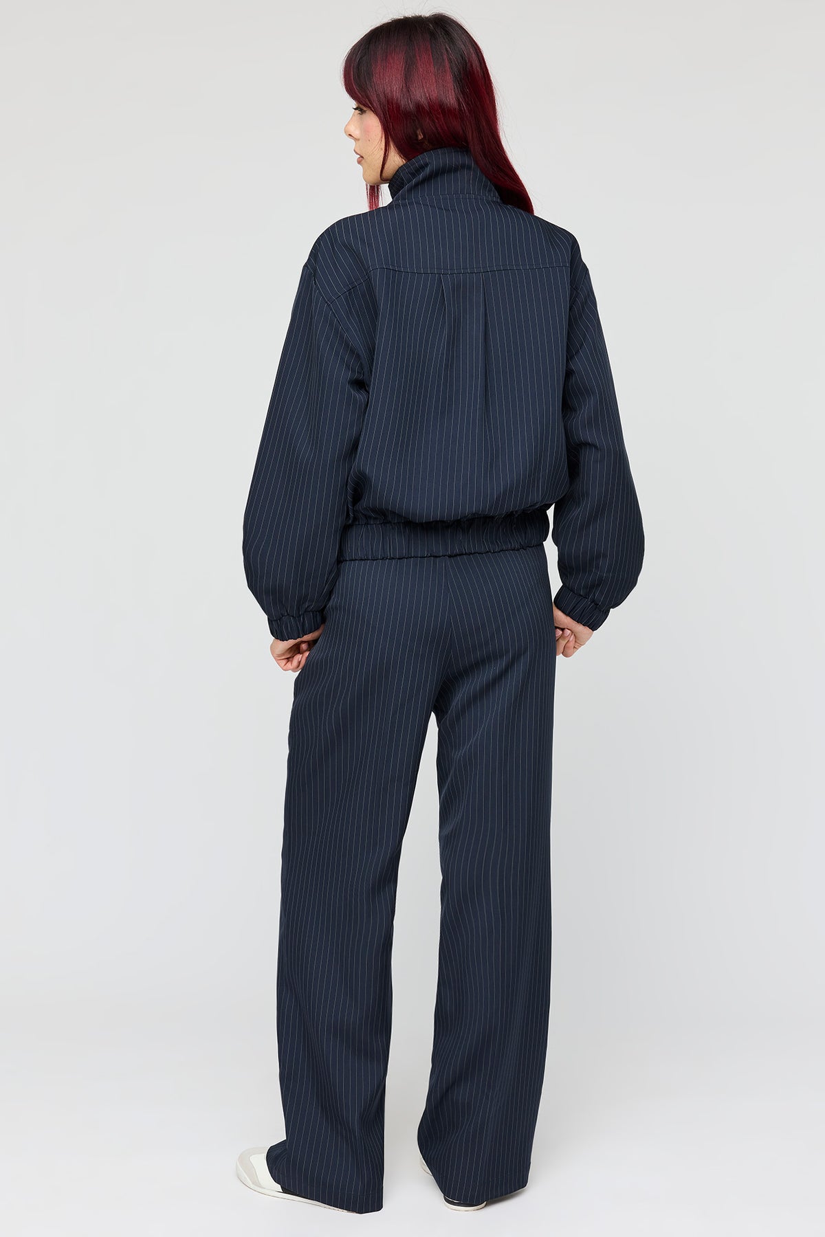 Vue alternative 3. Pantalon habillé à jambe large et fines rayures