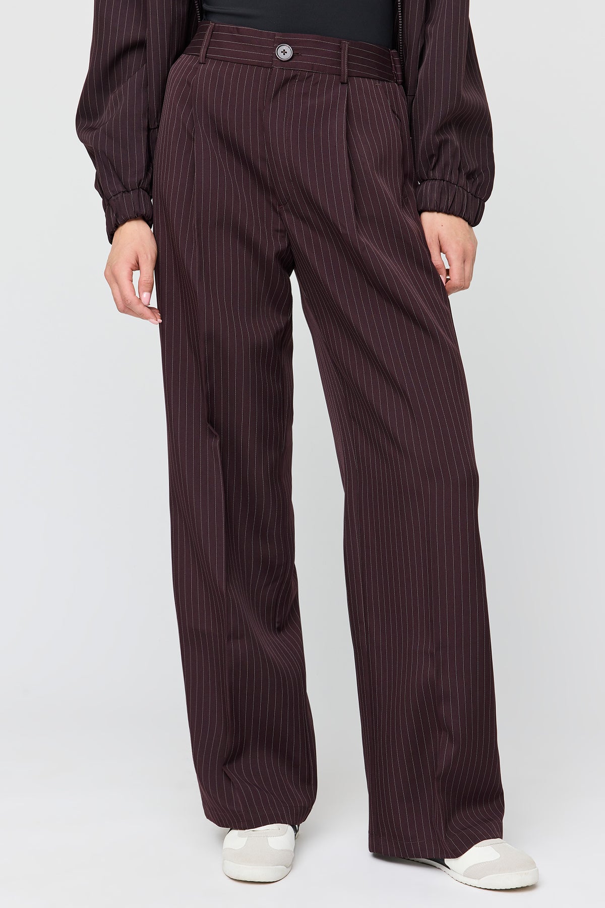 Vue alternative 2. Pantalon habillé à jambe large et fines rayures