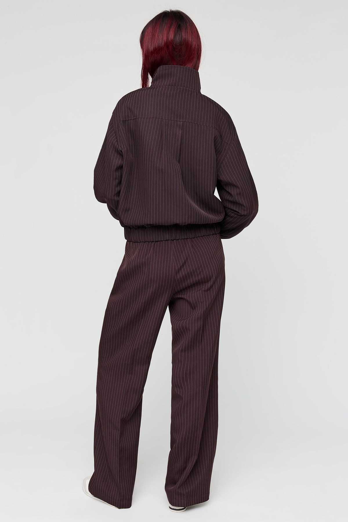 Vue alternative 3. Pantalon habillé à jambe large et fines rayures