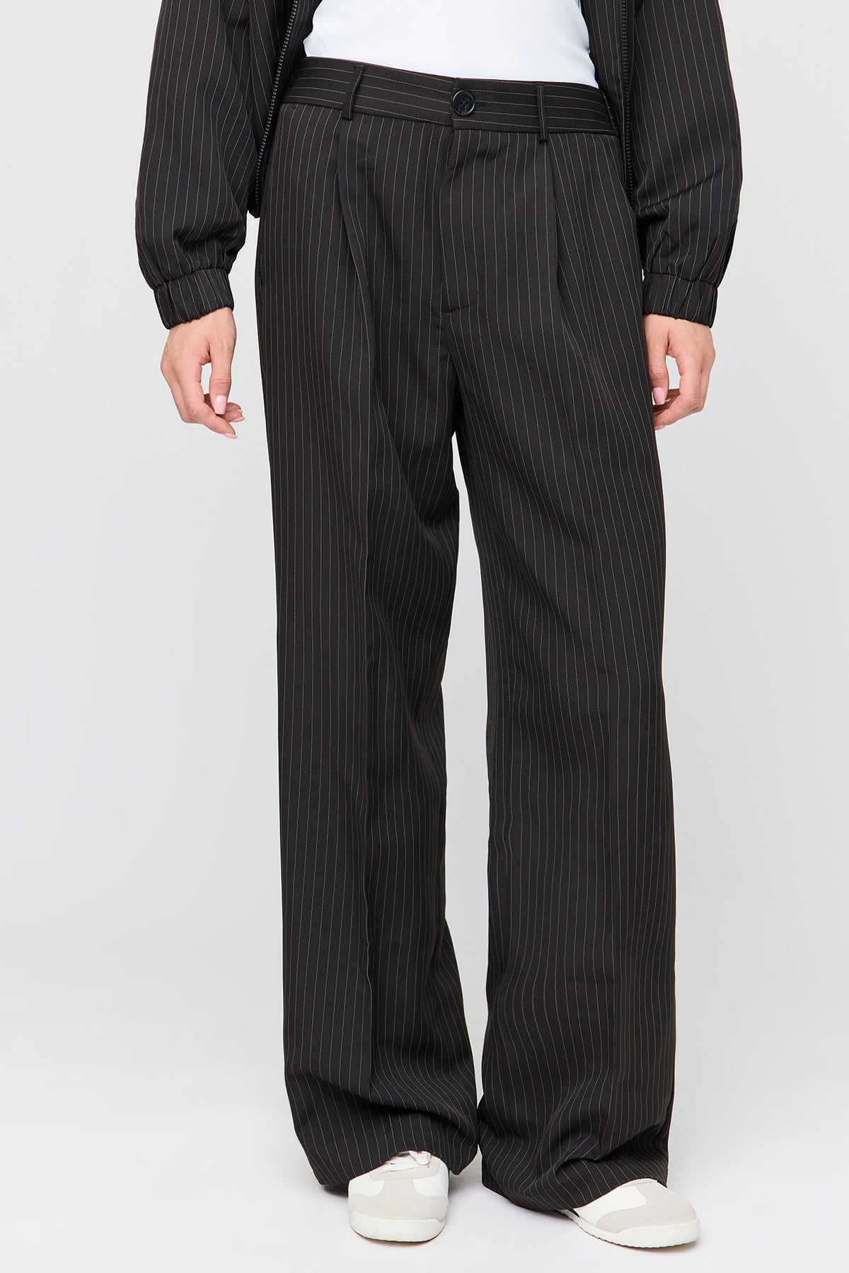 Vue alternative 2. Pantalon habillé à jambe large et fines rayures