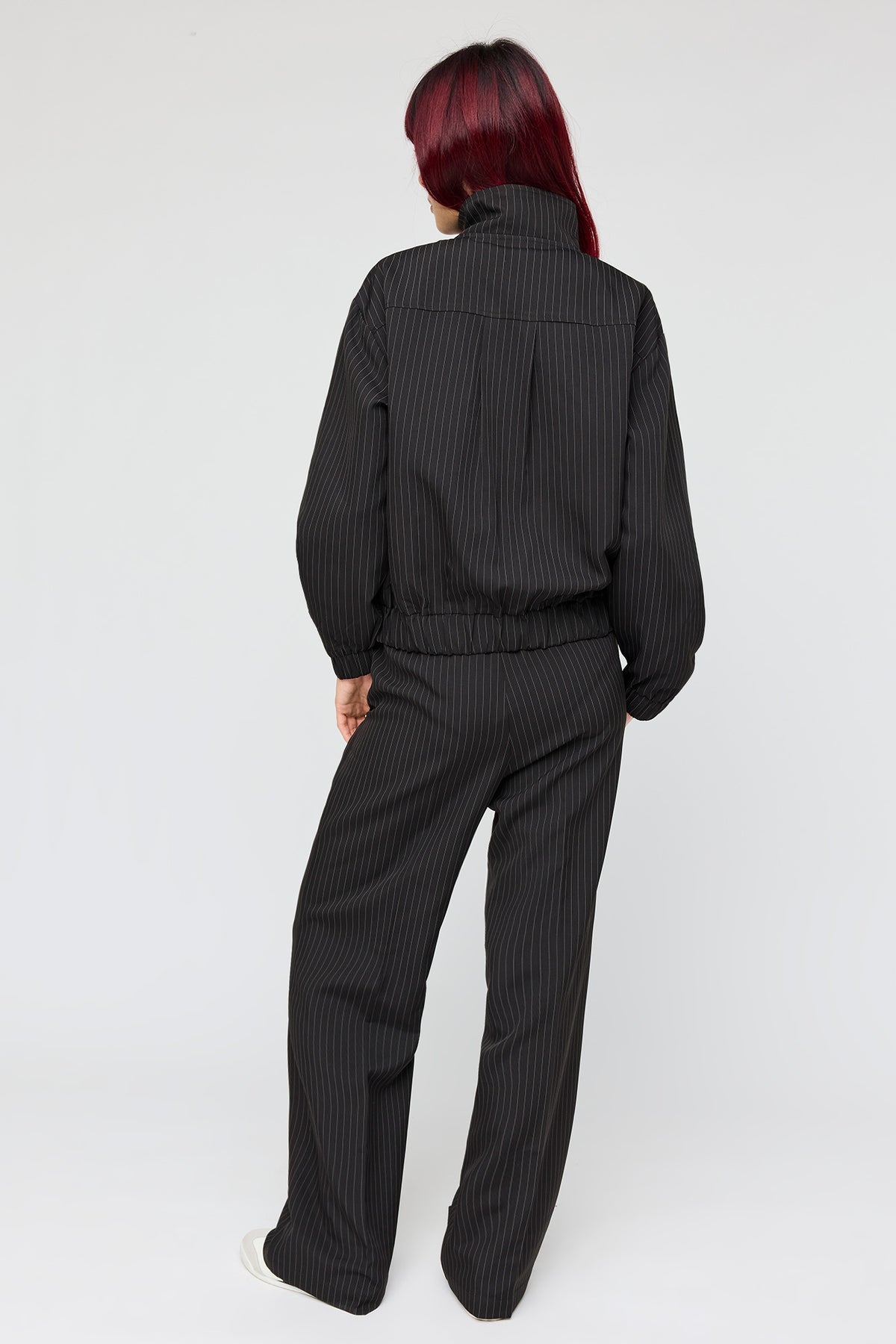 Vue alternative 3. Pantalon habillé à jambe large et fines rayures