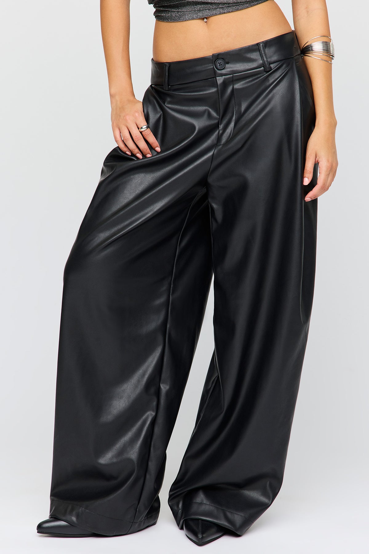 Vue alternative 2. Pantalon baggy en similicuir