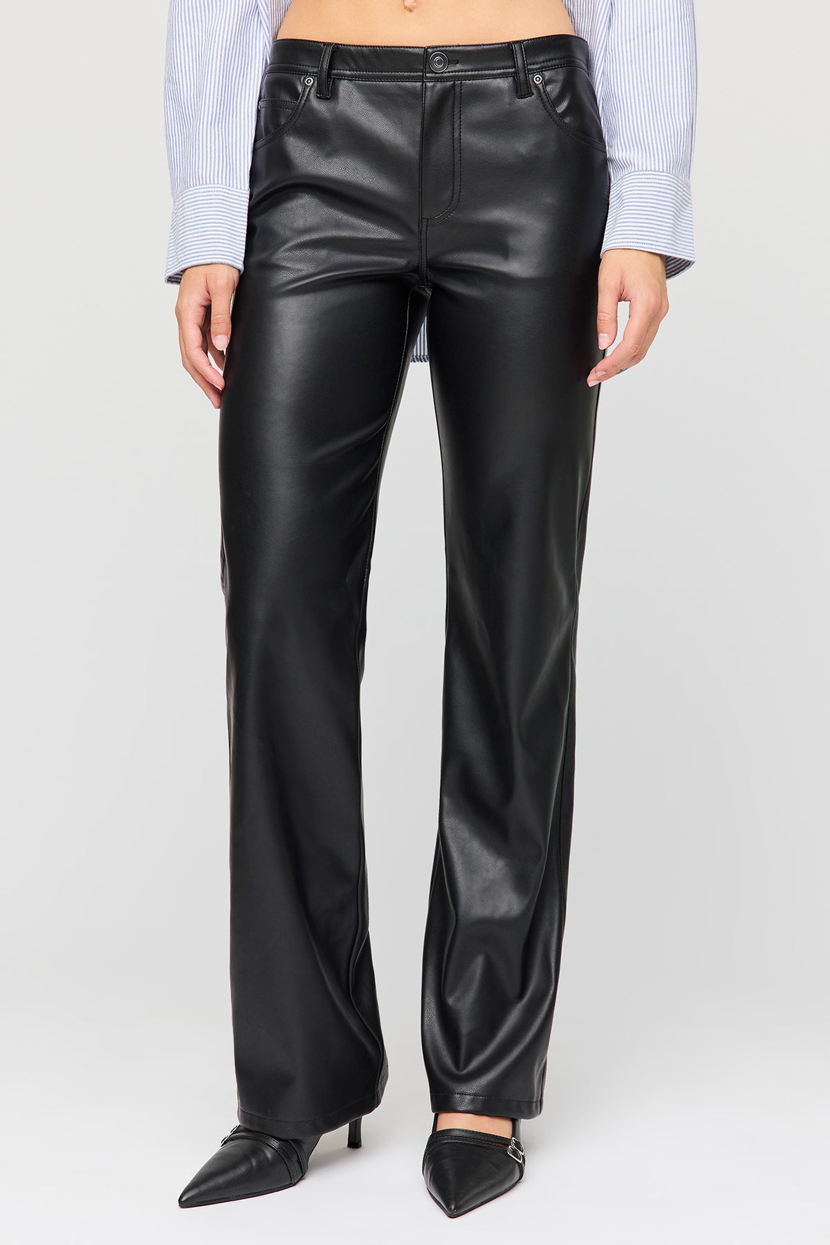 Vue alternative 2. Pantalon à jambe évasée en similicuir
