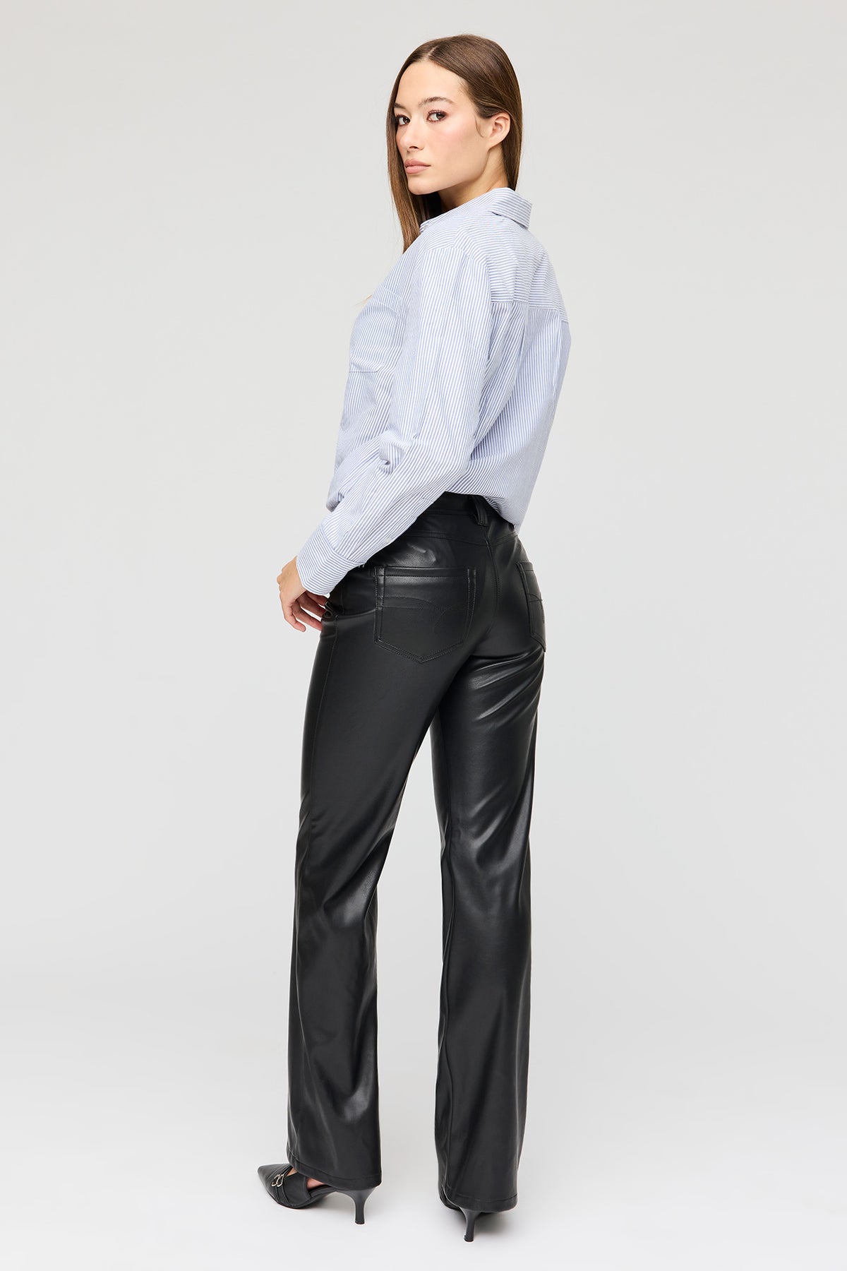 Vue alternative 3. Pantalon à jambe évasée en similicuir