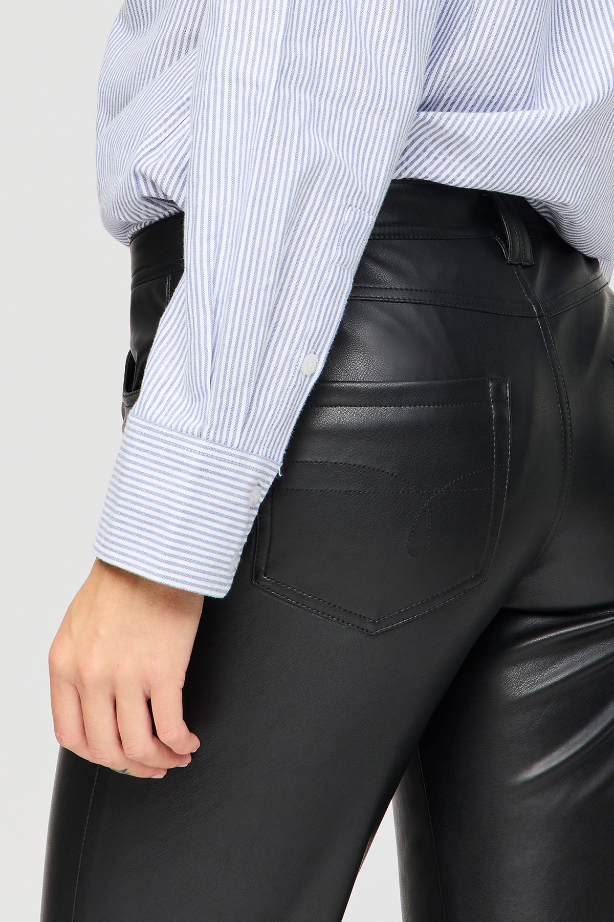 Vue alternative 4. Pantalon à jambe évasée en similicuir