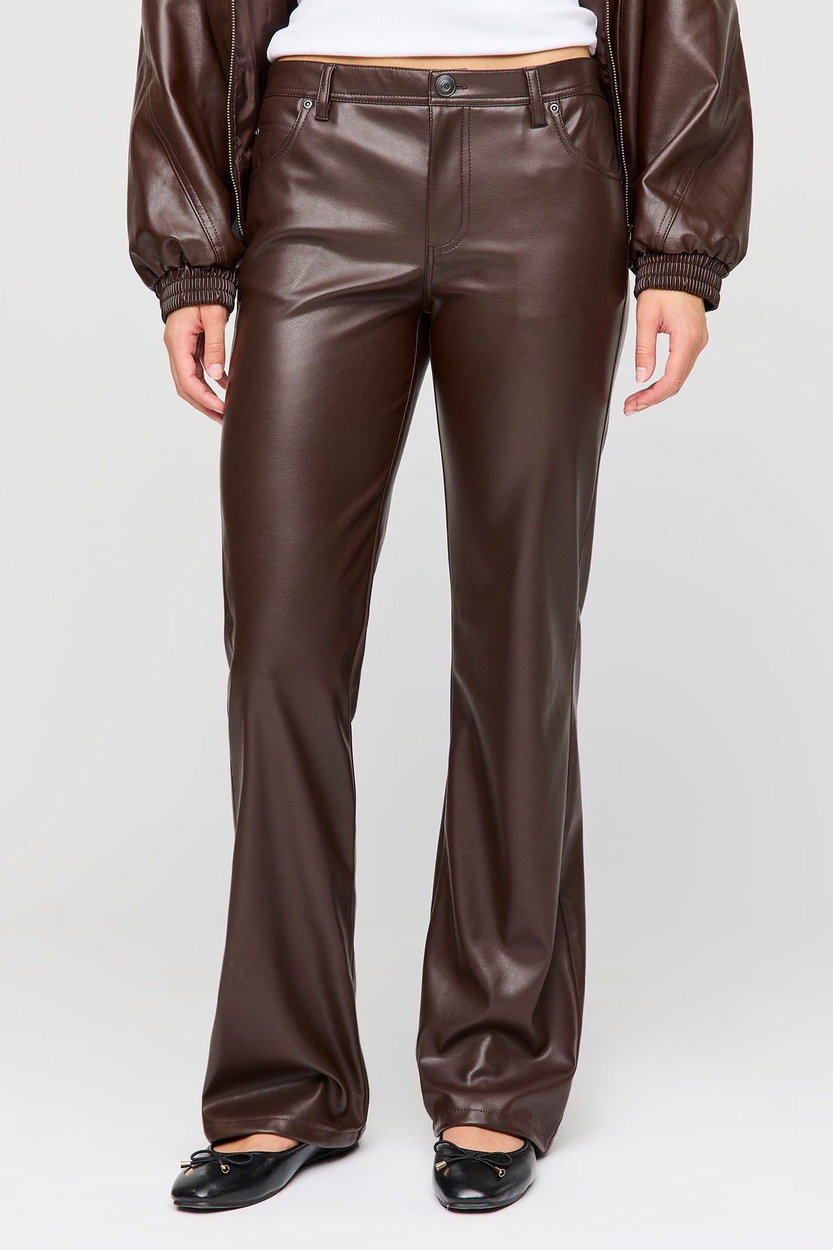 Vue alternative 2. Pantalon à jambe évasée en similicuir