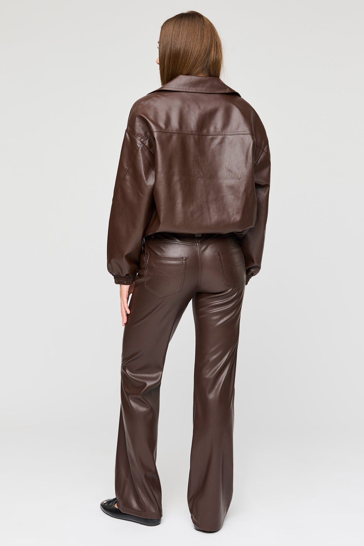 Vue alternative 3. Pantalon à jambe évasée en similicuir
