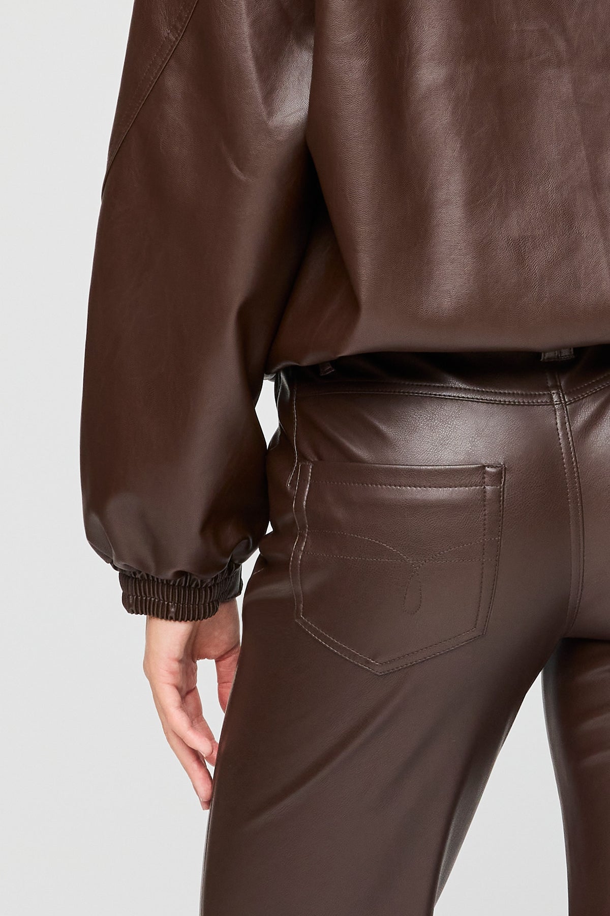 Vue alternative 4. Pantalon à jambe évasée en similicuir