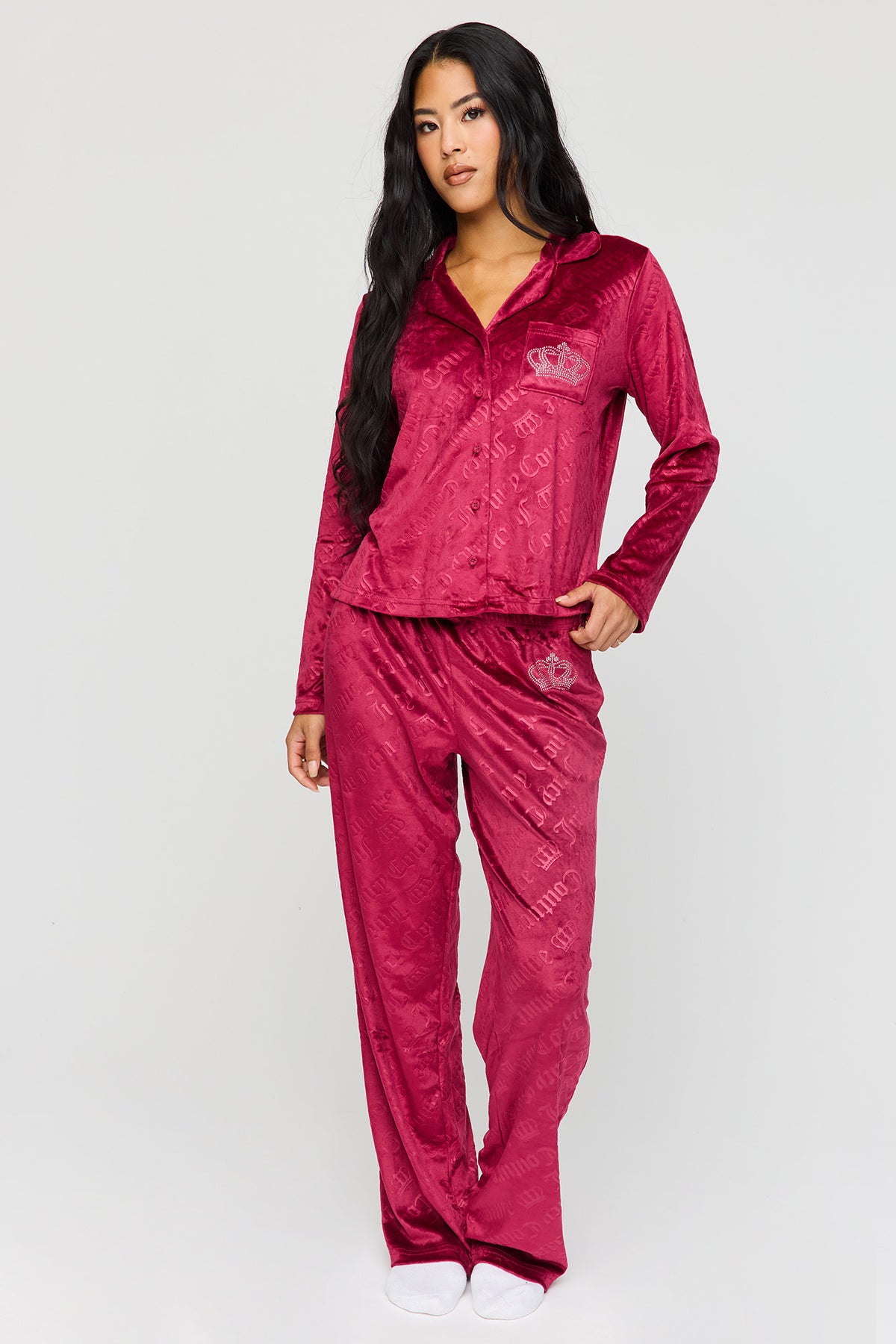 Ensemble pyjama avec haut boutonné à manches longues en velours avec imprimé Juicy Couture orné de pierres du Rhin et pantalon