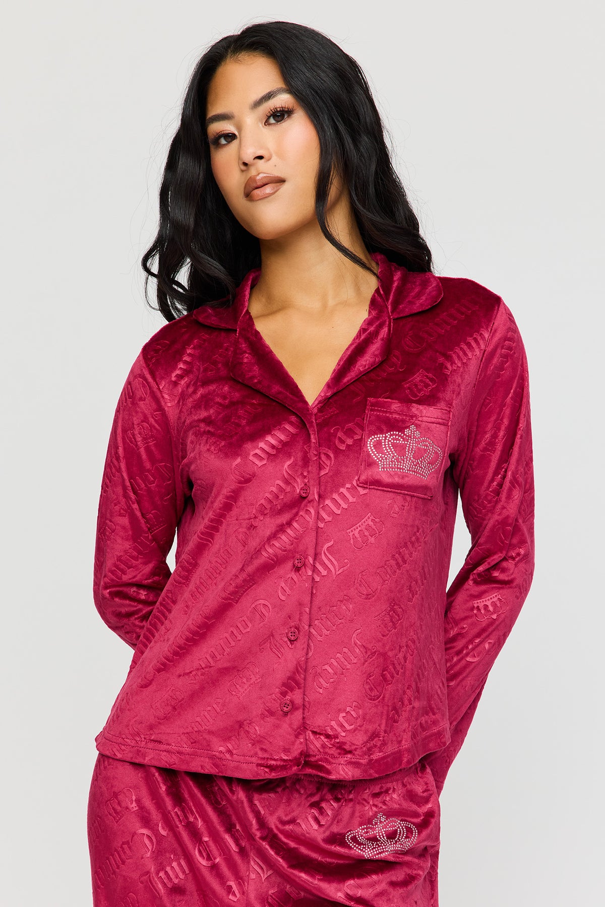 Vue alternative 2. Ensemble pyjama avec haut boutonné à manches longues en velours avec imprimé Juicy Couture orné de pierres du Rhin et pantalon