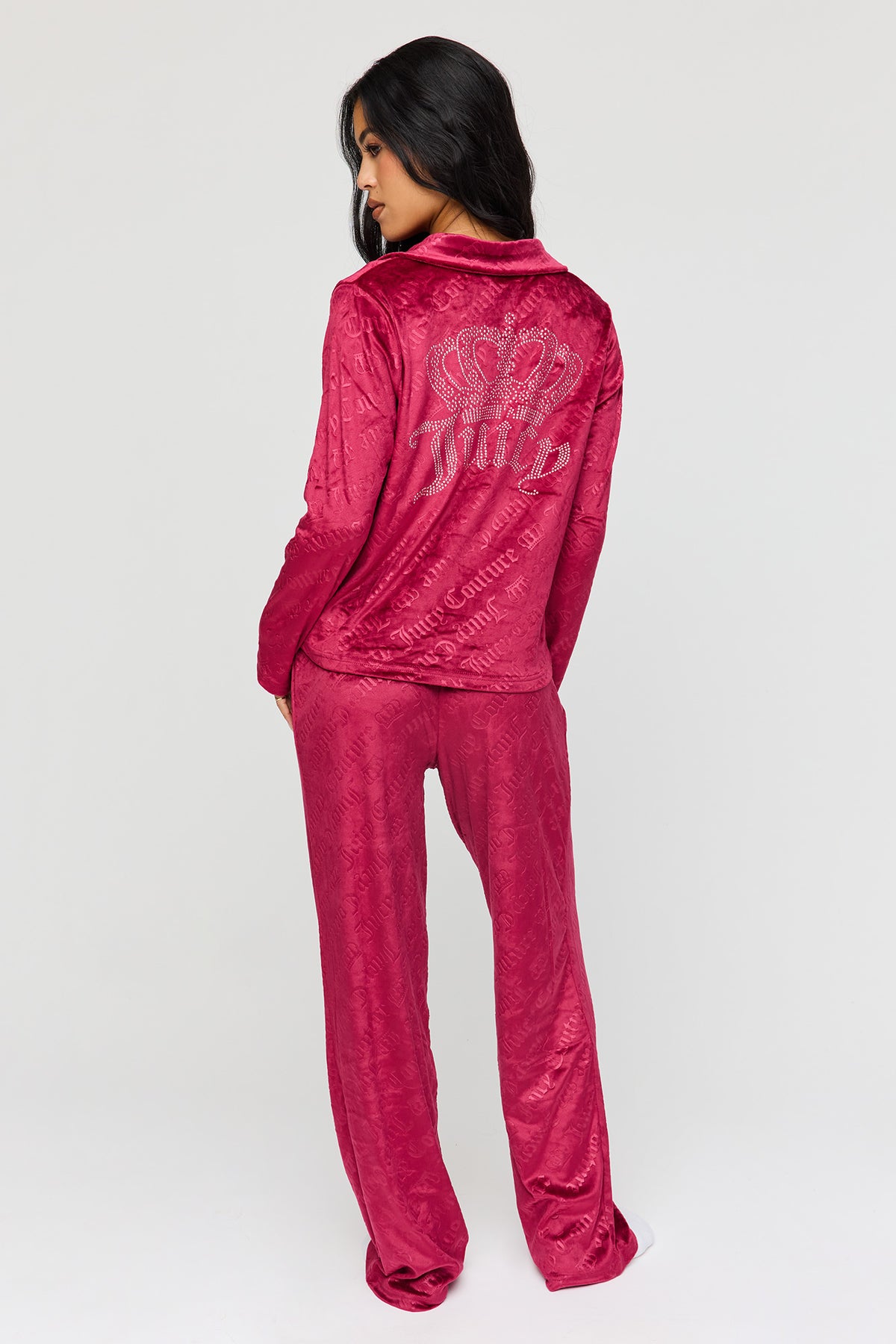Vue alternative 4. Ensemble pyjama avec haut boutonné à manches longues en velours avec imprimé Juicy Couture orné de pierres du Rhin et pantalon