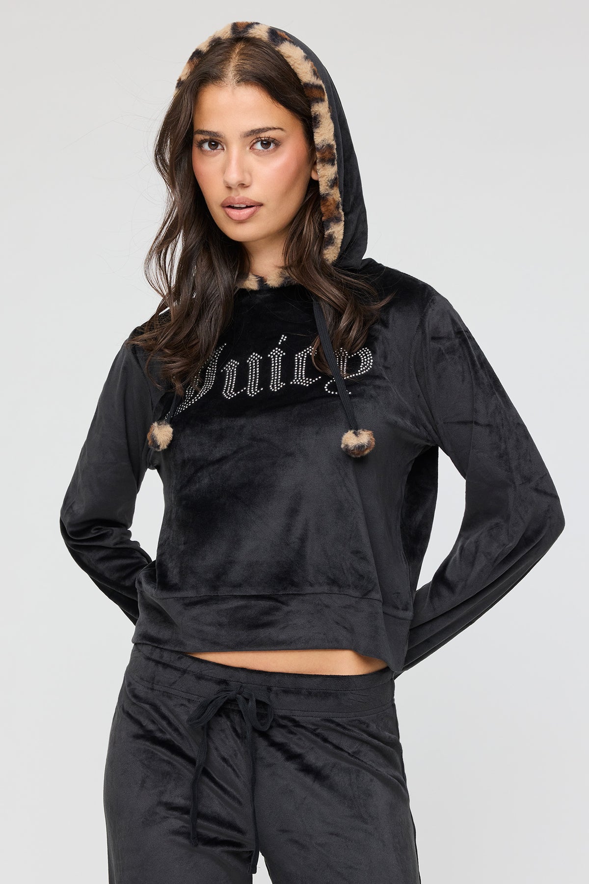Vue alternative 4. Ensemble avec haut à capuchon en velours à imprimé Juicy Couture et pantalon