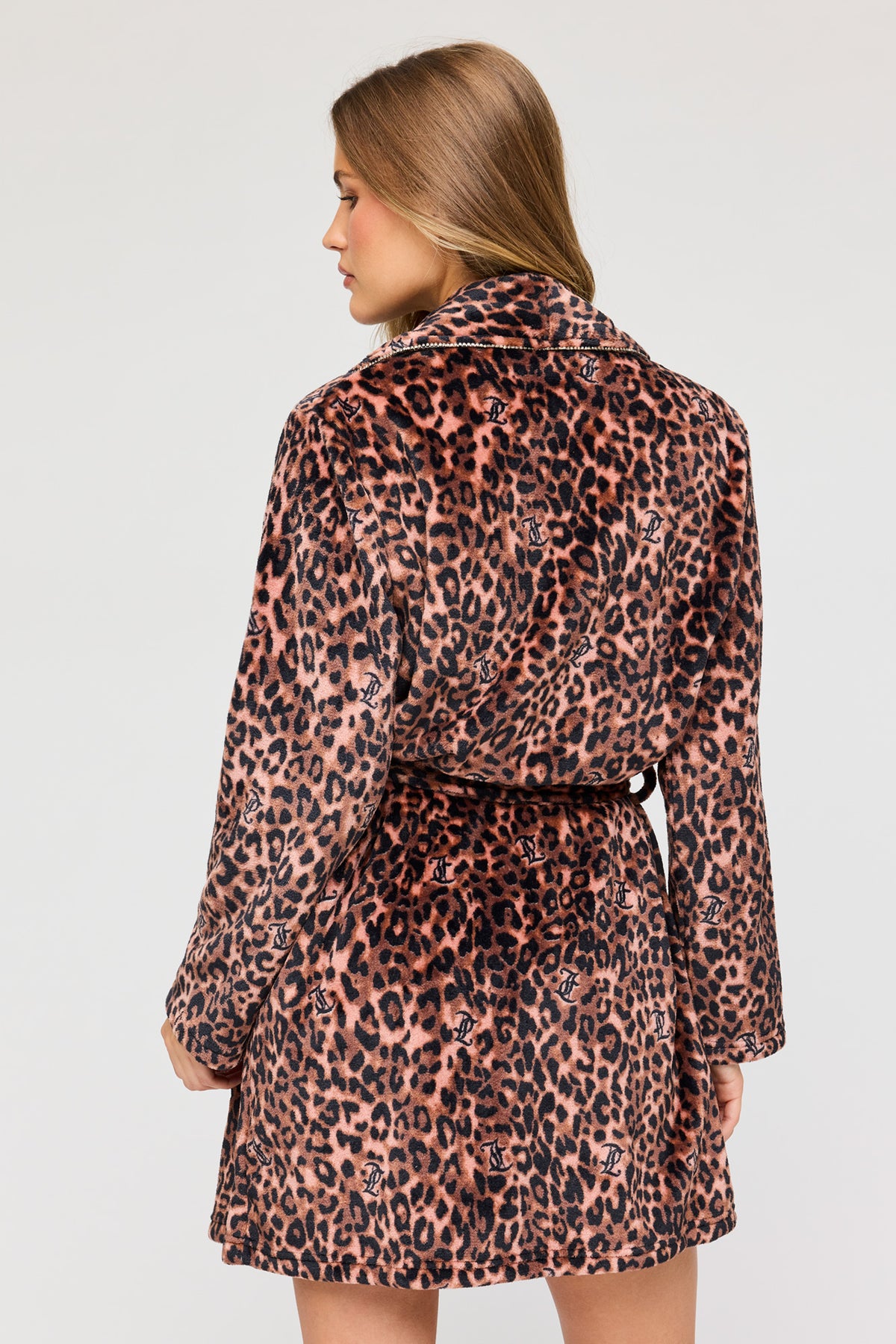 Vue alternative 2. Peignoir en peluche à imprimé Juicy Couture avec motif guépard